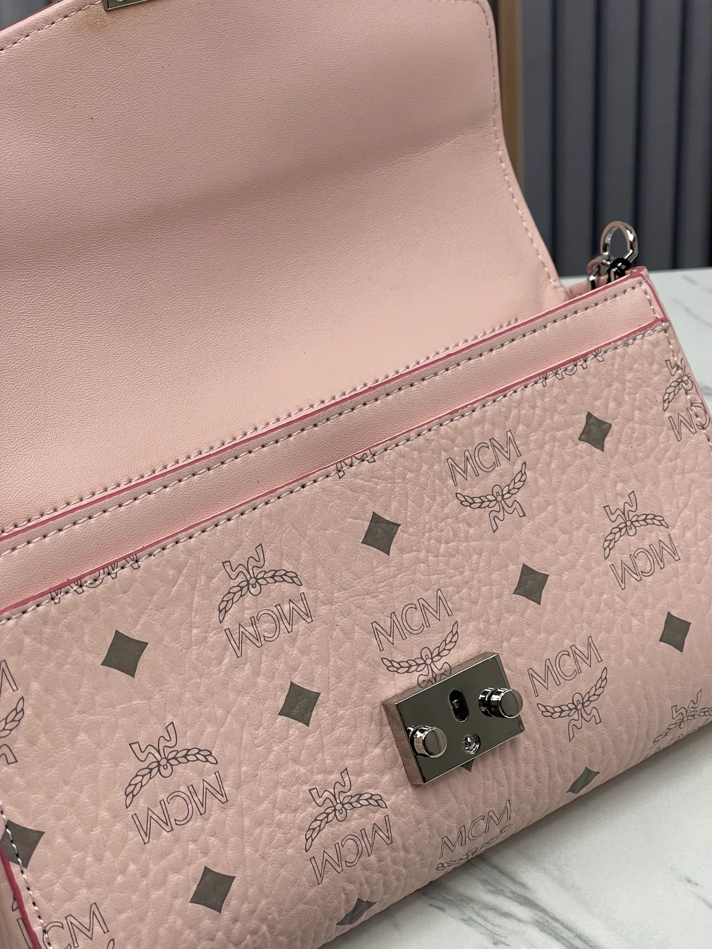 Top original order batch 340 small size 💰350 medium size 💰💐MCM new upgrade ✈️medium size chain with gift box🎁packaging 🌾Model 37158-1 medium size , small size, this Tracy front flap crossbody bag is made of MCM classic visetos material. It is a classic item created for MCM users. It is equipped with a detachable chain strap and bay leaf lock, always interpreting the MCM brand spirit. Size: Actual medium size 23.5*13.5cm, small size 18·11