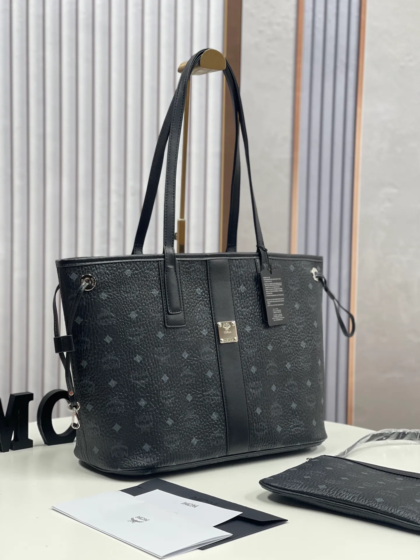 Batch 430💰💐MCM newly upgraded ✈️With gift box packaging🎡New double-sided shopping bag letter bag🔥Model 011 [Exclusive real shot] Two classic looks are integrated into one daily item. This medium-sized Liz shopping bag is made of Visetos and Nappa calf leather and is reversible. The inside can be flipped out to reveal Cubic's classic pattern. Plus, the lightweight exterior expands and contracts with the leather drawstring. The included detachable zippered clutch adds to the functionality of this shopping bag and can also be removed and used as a separate wallet for short trips. Dimensions: Actual medium size approximately 17.0 x 36.0 x 28.0 cm.