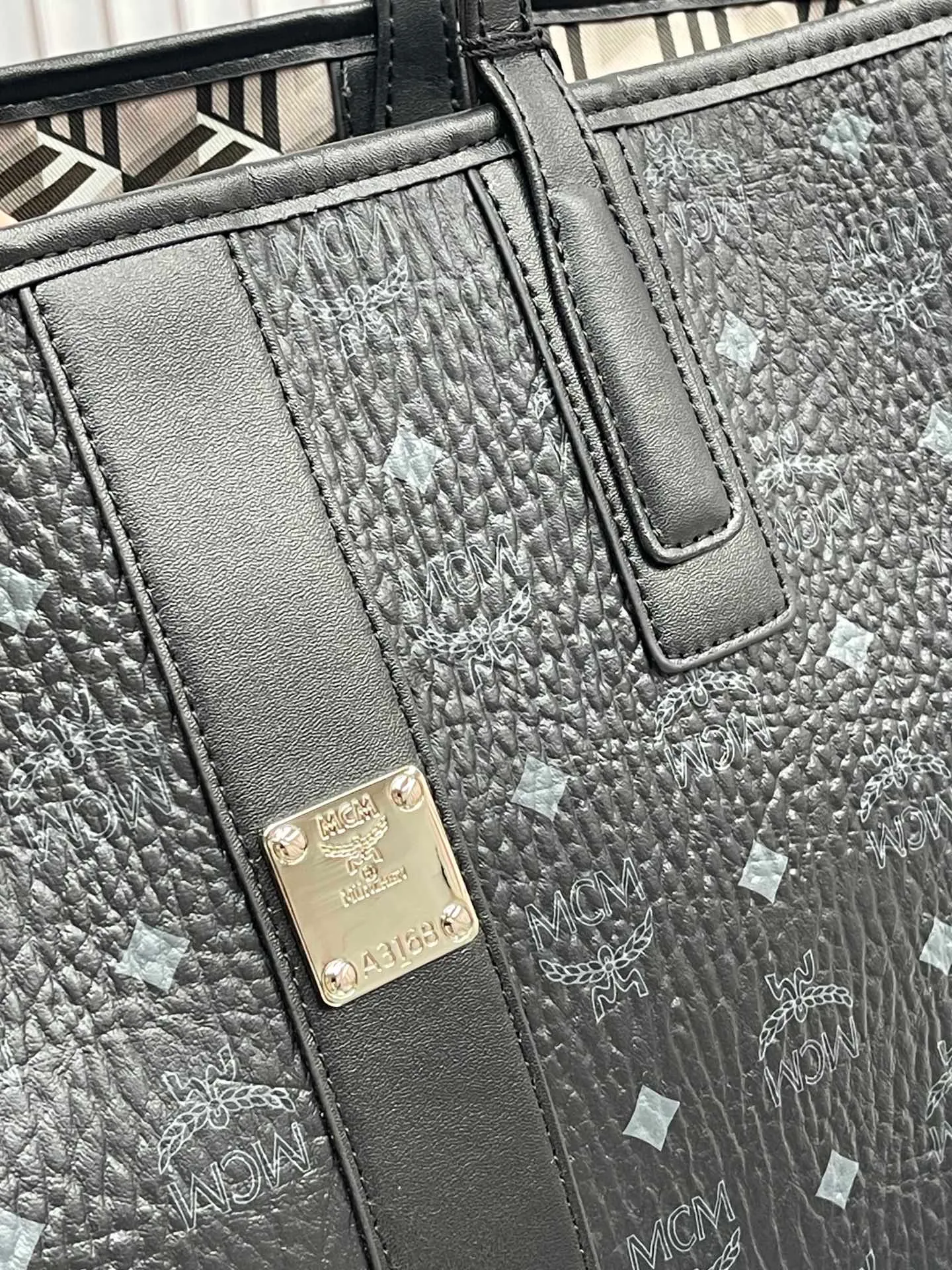 Batch 430💰💐MCM newly upgraded ✈️With gift box packaging🎡New double-sided shopping bag letter bag🔥Model 011 [Exclusive real shot] Two classic looks are integrated into one daily item. This medium-sized Liz shopping bag is made of Visetos and Nappa calf leather and is reversible. The inside can be flipped out to reveal Cubic's classic pattern. Plus, the lightweight exterior expands and contracts with the leather drawstring. The included detachable zippered clutch adds to the functionality of this shopping bag and can also be removed and used as a separate wallet for short trips. Dimensions: Actual medium size approximately 17.0 x 36.0 x 28.0 cm.