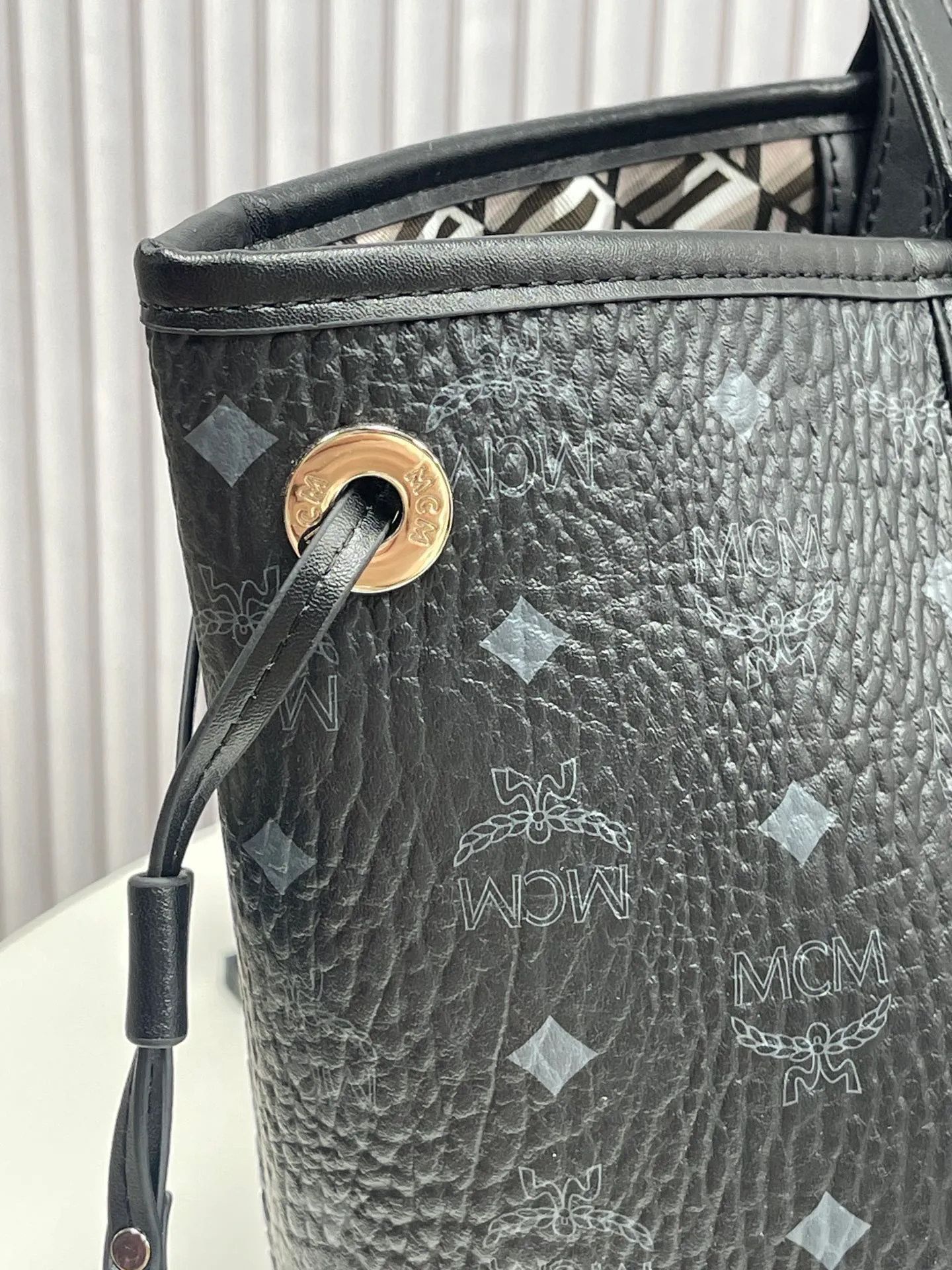 Batch 430💰💐MCM newly upgraded ✈️With gift box packaging🎡New double-sided shopping bag letter bag🔥Model 011 [Exclusive real shot] Two classic looks are integrated into one daily item. This medium-sized Liz shopping bag is made of Visetos and Nappa calf leather and is reversible. The inside can be flipped out to reveal Cubic's classic pattern. Plus, the lightweight exterior expands and contracts with the leather drawstring. The included detachable zippered clutch adds to the functionality of this shopping bag and can also be removed and used as a separate wallet for short trips. Dimensions: Actual medium size approximately 17.0 x 36.0 x 28.0 cm.