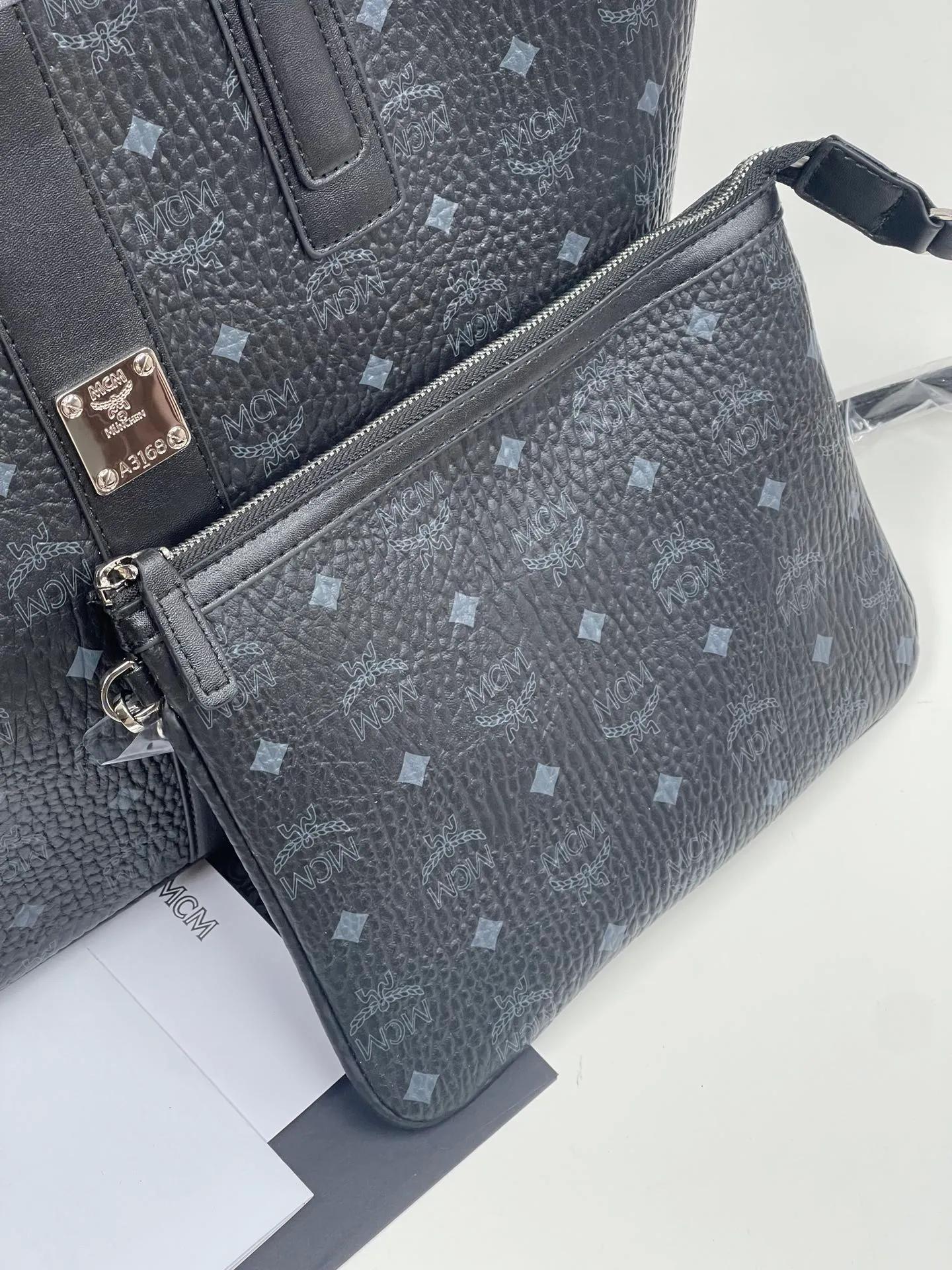 Batch 430💰💐MCM newly upgraded ✈️With gift box packaging🎡New double-sided shopping bag letter bag🔥Model 011 [Exclusive real shot] Two classic looks are integrated into one daily item. This medium-sized Liz shopping bag is made of Visetos and Nappa calf leather and is reversible. The inside can be flipped out to reveal Cubic's classic pattern. Plus, the lightweight exterior expands and contracts with the leather drawstring. The included detachable zippered clutch adds to the functionality of this shopping bag and can also be removed and used as a separate wallet for short trips. Dimensions: Actual medium size approximately 17.0 x 36.0 x 28.0 cm.