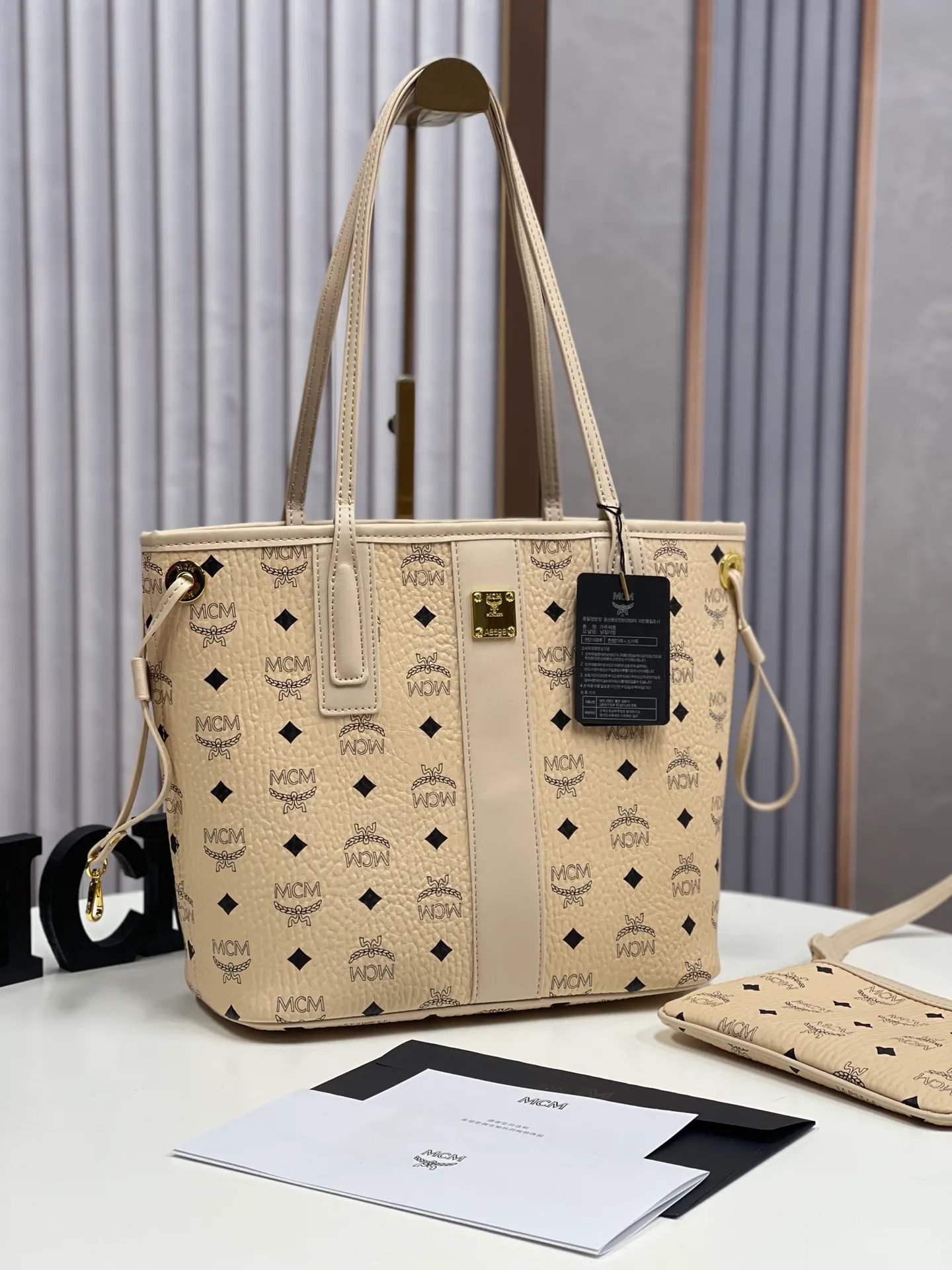 Batch 420💐MCM newly upgraded ✈️With gift box packaging [Exclusive real shot] Model 011 small size🔥Two classic looks are integrated into one daily item. This medium-sized Liz shopping bag is made of Visetos and Nappa calf leather and is reversible. The inside can be flipped out to reveal Cubic's classic pattern. Plus, the lightweight exterior expands and contracts with the leather drawstring. The included detachable zippered clutch adds to the functionality of this shopping bag and can also be removed and used as a separate wallet for short trips. Size: small size about 25X29X14CM