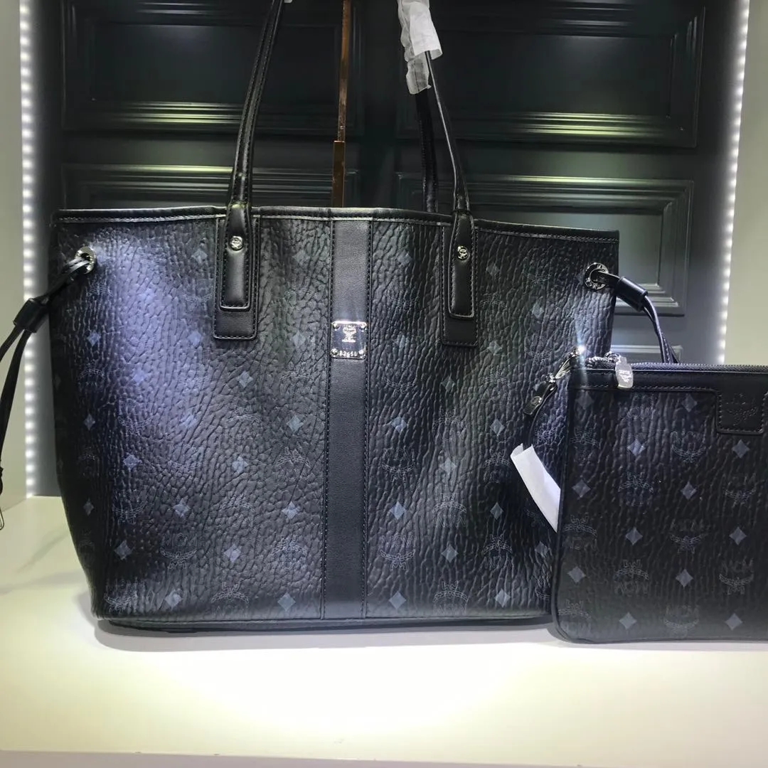 Batch 400💰Ｍ家🔥🍃🍃Mcm two-piece set ♥️Multifunctional shopping bag that can be transformed into a bucket bag in seconds Super high-end Anya hai🎊Double label inside. Floral cutting. Thick bark pattern‼ ️The same style as the stars. A must-have item for fashionistas. Original YKK zipper hardware. Genuine material. Canvas lining at the counter. Don’t miss it. Actual shot. Made of printed coated canvas. The top zipper can protect personal belongings. Ideal for travel. Size: 34 29 15🌺🌼