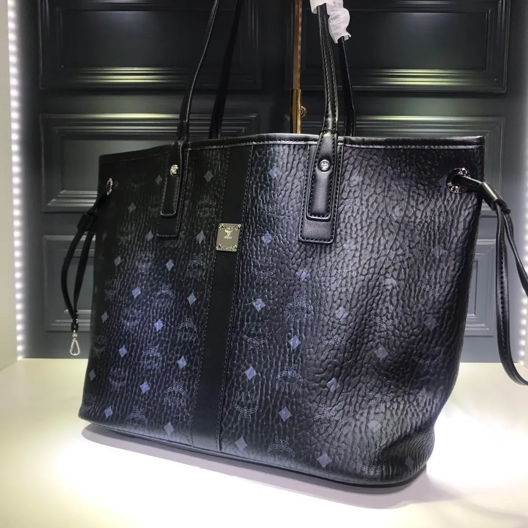 Batch 400💰Ｍ家🔥🍃🍃Mcm two-piece set ♥️Multifunctional shopping bag that can be transformed into a bucket bag in seconds Super high-end Anya hai🎊Double label inside. Floral cutting. Thick bark pattern‼ ️The same style as the stars. A must-have item for fashionistas. Original YKK zipper hardware. Genuine material. Canvas lining at the counter. Don’t miss it. Actual shot. Made of printed coated canvas. The top zipper can protect personal belongings. Ideal for travel. Size: 34 29 15🌺🌼