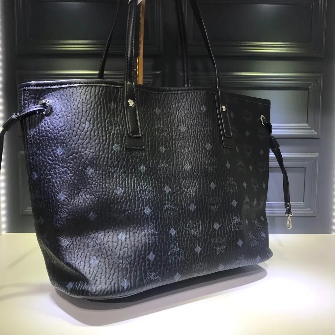 Batch 400💰Ｍ家🔥🍃🍃Mcm two-piece set ♥️Multifunctional shopping bag that can be transformed into a bucket bag in seconds Super high-end Anya hai🎊Double label inside. Floral cutting. Thick bark pattern‼ ️The same style as the stars. A must-have item for fashionistas. Original YKK zipper hardware. Genuine material. Canvas lining at the counter. Don’t miss it. Actual shot. Made of printed coated canvas. The top zipper can protect personal belongings. Ideal for travel. Size: 34 29 15🌺🌼