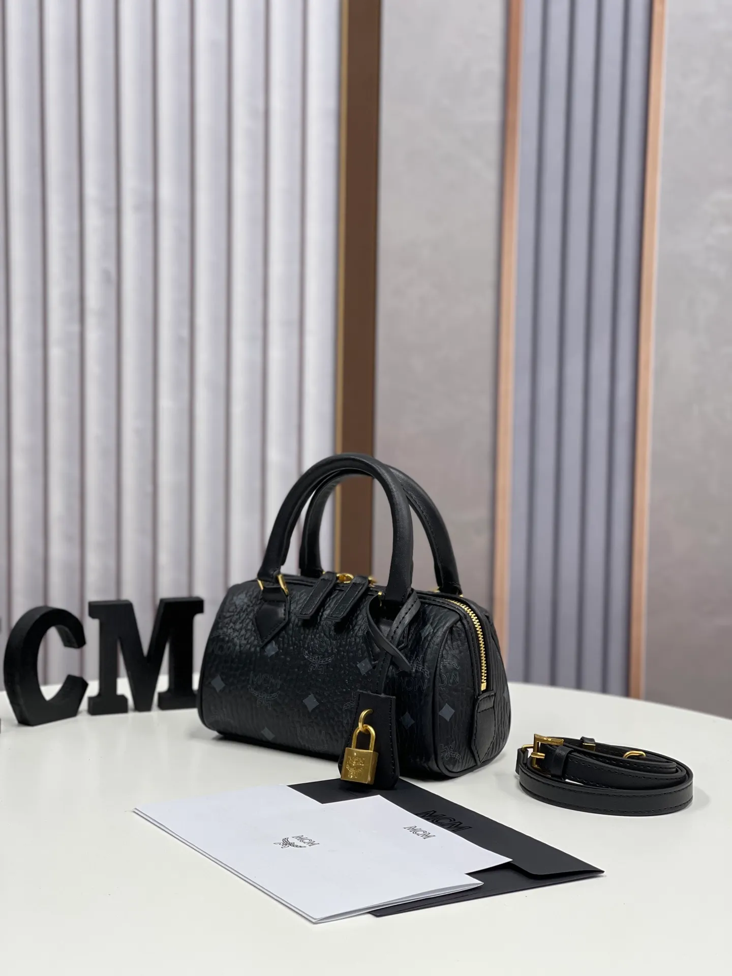 Batch 400💰MCM's new upgrade✈️New Boston mini pillow bag💐with gift box🎁Packaging [Exclusive real shot] Model: 701 Mini Boston With leather tag and engraved logo metal padlock, this Boston handbag is made of classic Visetos materials, which pays tribute to MCM's roots in travel. Its shape is reminiscent of a weekender bag, with clean lines and an extended zipper for easy opening. The workmanship is fine and meticulous. Size: 18*9.5cm