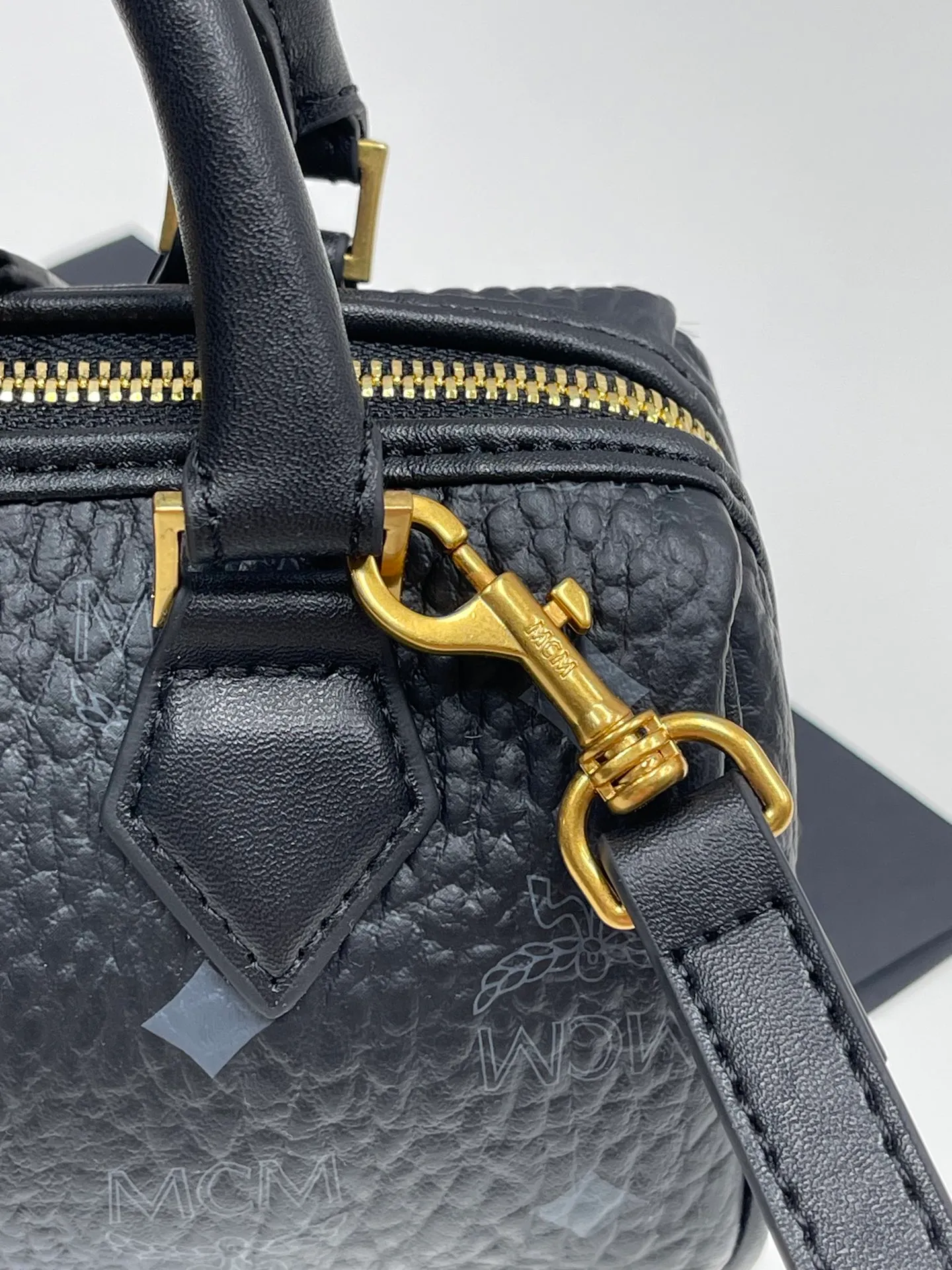 Batch 400💰MCM's new upgrade✈️New Boston mini pillow bag💐with gift box🎁Packaging [Exclusive real shot] Model: 701 Mini Boston With leather tag and engraved logo metal padlock, this Boston handbag is made of classic Visetos materials, which pays tribute to MCM's roots in travel. Its shape is reminiscent of a weekender bag, with clean lines and an extended zipper for easy opening. The workmanship is fine and meticulous. Size: 18*9.5cm