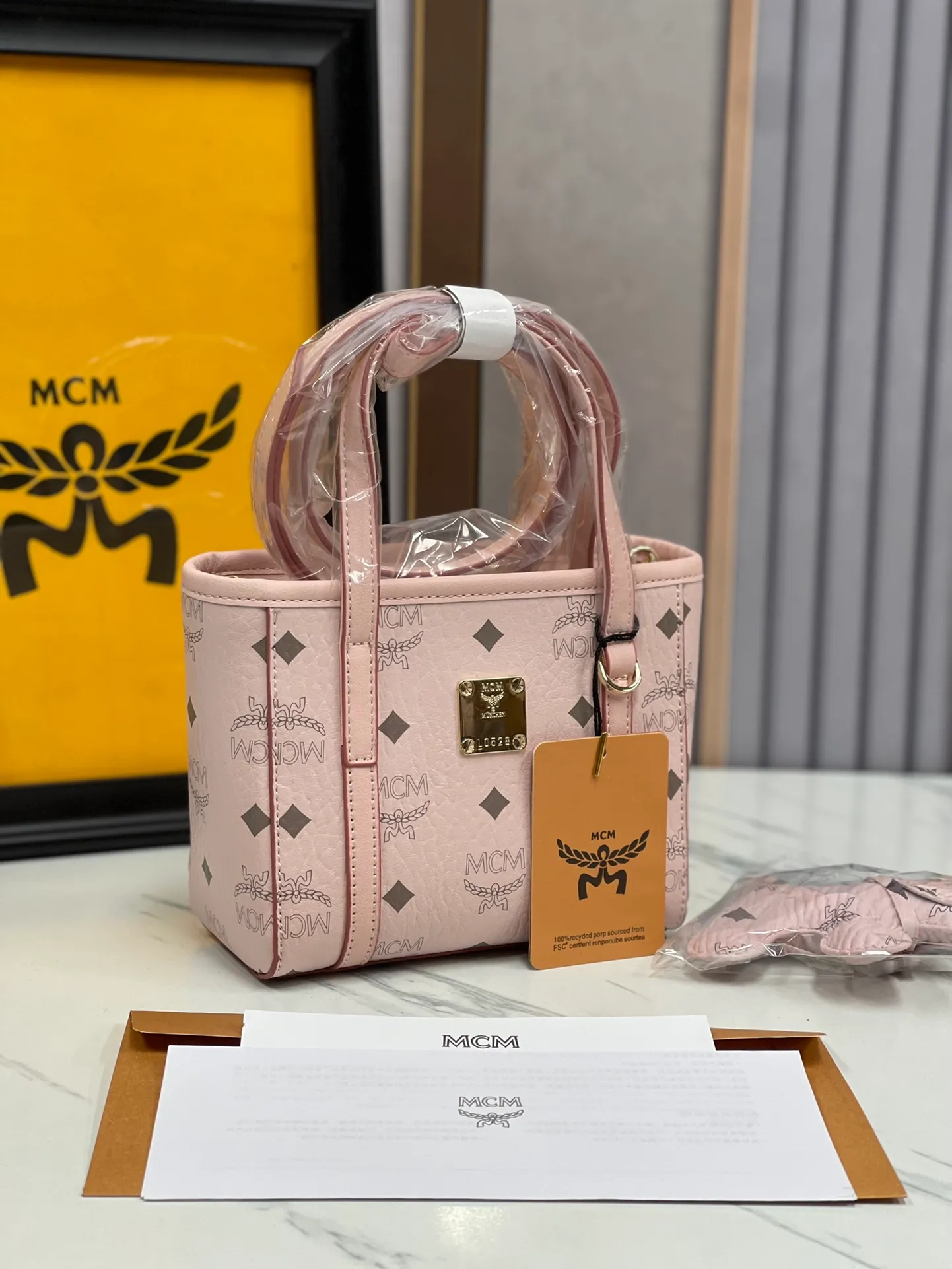 Batch 360💰🎋MCM counter new style·Mini vegetable basket🧺🌸·New upgraded version·High quality✈️ Comes with an environmentally friendly gift box♻️🎁Packaging model: Toni Visetos shopping bag has a new look, super beautiful👗 This compact shopping bag is multi-functional and will last forever. Don't let the size of this mini tote fool you, it's designed with spacious interior and exterior compartments to store all your small essentials. The cotton canvas lining features a print inspired by street fashion, subtly retaining MCM's adventurous aesthetic. Pair it with the included cross-body strap for hands-free functionality and greater portability. 16*14🌸