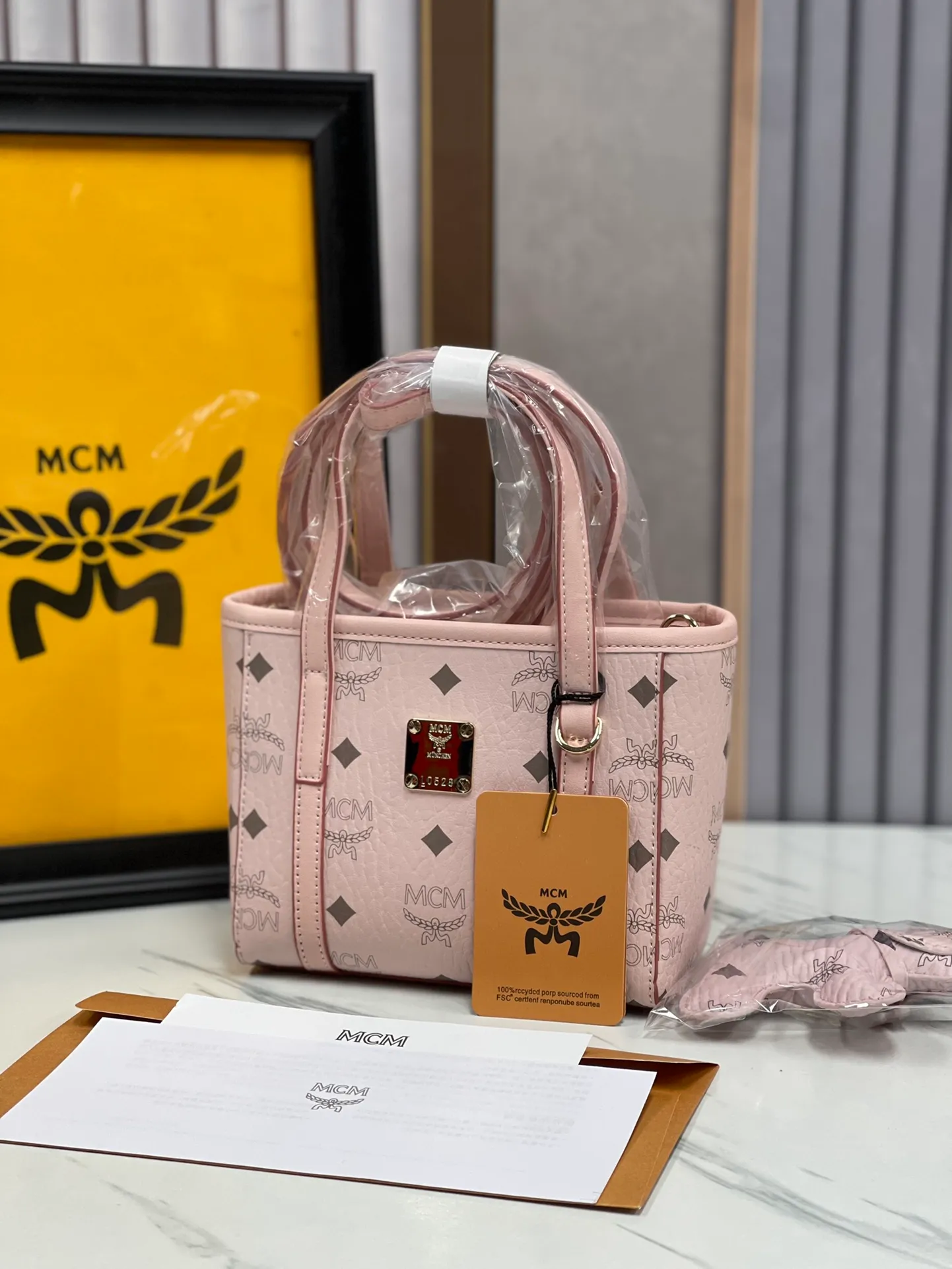 Batch 360💰🎋MCM counter new style·Mini vegetable basket🧺🌸·New upgraded version·High quality✈️ Comes with an environmentally friendly gift box♻️🎁Packaging model: Toni Visetos shopping bag has a new look, super beautiful👗 This compact shopping bag is multi-functional and will last forever. Don't let the size of this mini tote fool you, it's designed with spacious interior and exterior compartments to store all your small essentials. The cotton canvas lining features a print inspired by street fashion, subtly retaining MCM's adventurous aesthetic. Pair it with the included cross-body strap for hands-free functionality and greater portability. 16*14🌸