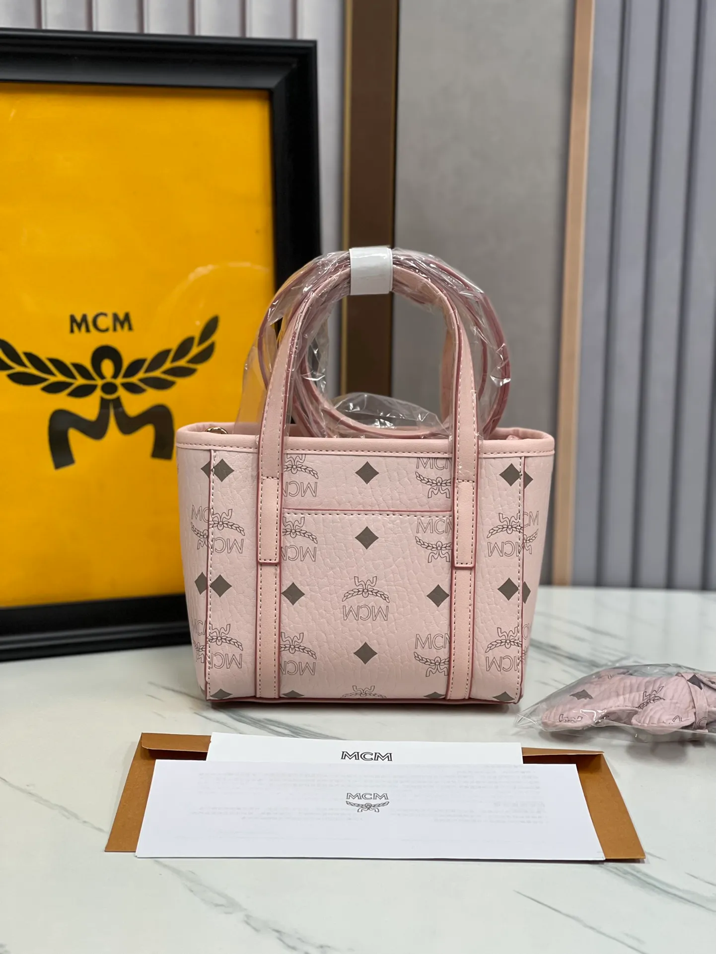 Batch 360💰🎋MCM counter new style·Mini vegetable basket🧺🌸·New upgraded version·High quality✈️ Comes with an environmentally friendly gift box♻️🎁Packaging model: Toni Visetos shopping bag has a new look, super beautiful👗 This compact shopping bag is multi-functional and will last forever. Don't let the size of this mini tote fool you, it's designed with spacious interior and exterior compartments to store all your small essentials. The cotton canvas lining features a print inspired by street fashion, subtly retaining MCM's adventurous aesthetic. Pair it with the included cross-body strap for hands-free functionality and greater portability. 16*14🌸