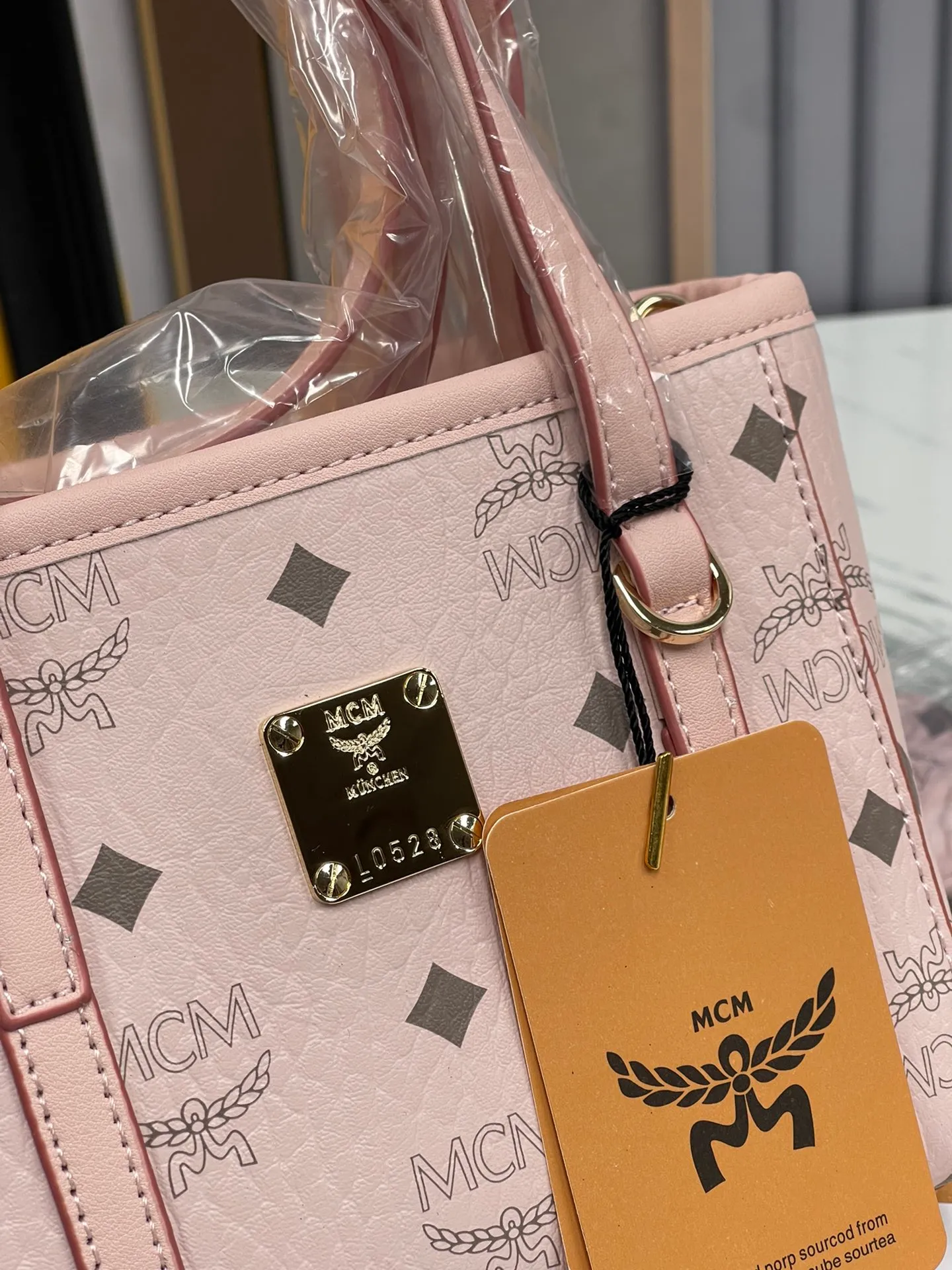 Batch 360💰🎋MCM counter new style·Mini vegetable basket🧺🌸·New upgraded version·High quality✈️ Comes with an environmentally friendly gift box♻️🎁Packaging model: Toni Visetos shopping bag has a new look, super beautiful👗 This compact shopping bag is multi-functional and will last forever. Don't let the size of this mini tote fool you, it's designed with spacious interior and exterior compartments to store all your small essentials. The cotton canvas lining features a print inspired by street fashion, subtly retaining MCM's adventurous aesthetic. Pair it with the included cross-body strap for hands-free functionality and greater portability. 16*14🌸