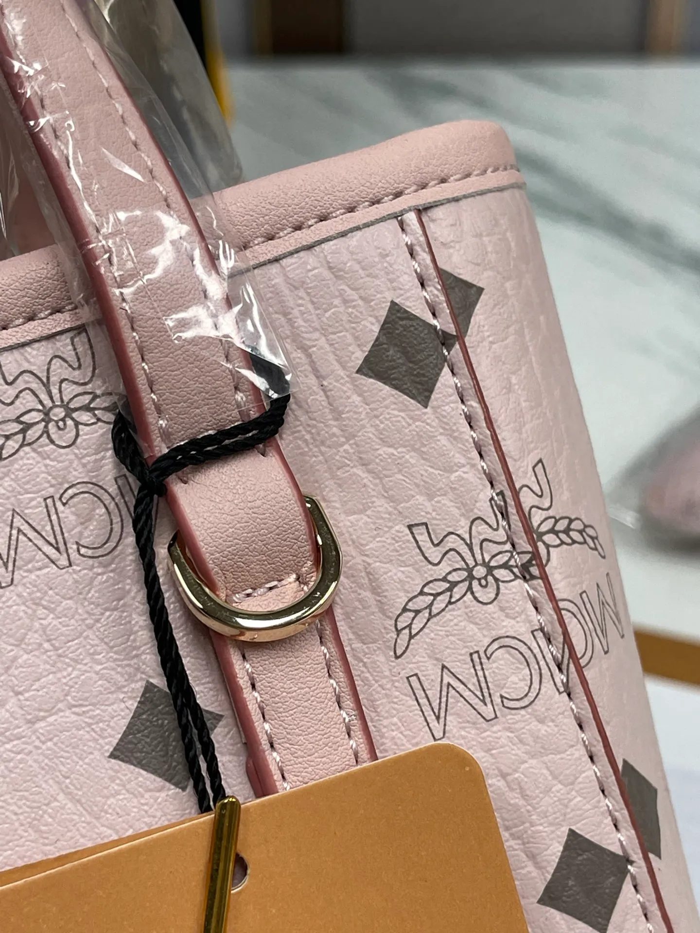 Batch 360💰🎋MCM counter new style·Mini vegetable basket🧺🌸·New upgraded version·High quality✈️ Comes with an environmentally friendly gift box♻️🎁Packaging model: Toni Visetos shopping bag has a new look, super beautiful👗 This compact shopping bag is multi-functional and will last forever. Don't let the size of this mini tote fool you, it's designed with spacious interior and exterior compartments to store all your small essentials. The cotton canvas lining features a print inspired by street fashion, subtly retaining MCM's adventurous aesthetic. Pair it with the included cross-body strap for hands-free functionality and greater portability. 16*14🌸