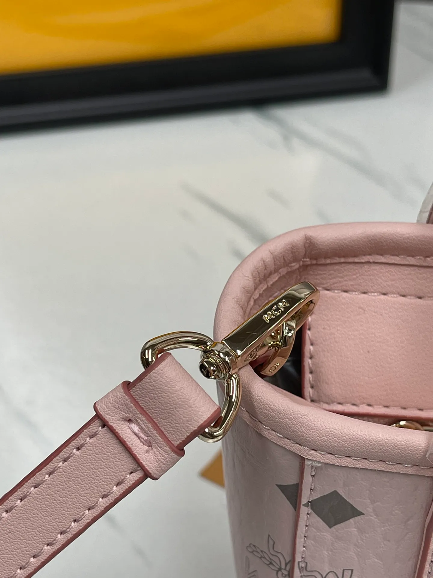 Batch 360💰🎋MCM counter new style·Mini vegetable basket🧺🌸·New upgraded version·High quality✈️ Comes with an environmentally friendly gift box♻️🎁Packaging model: Toni Visetos shopping bag has a new look, super beautiful👗 This compact shopping bag is multi-functional and will last forever. Don't let the size of this mini tote fool you, it's designed with spacious interior and exterior compartments to store all your small essentials. The cotton canvas lining features a print inspired by street fashion, subtly retaining MCM's adventurous aesthetic. Pair it with the included cross-body strap for hands-free functionality and greater portability. 16*14🌸