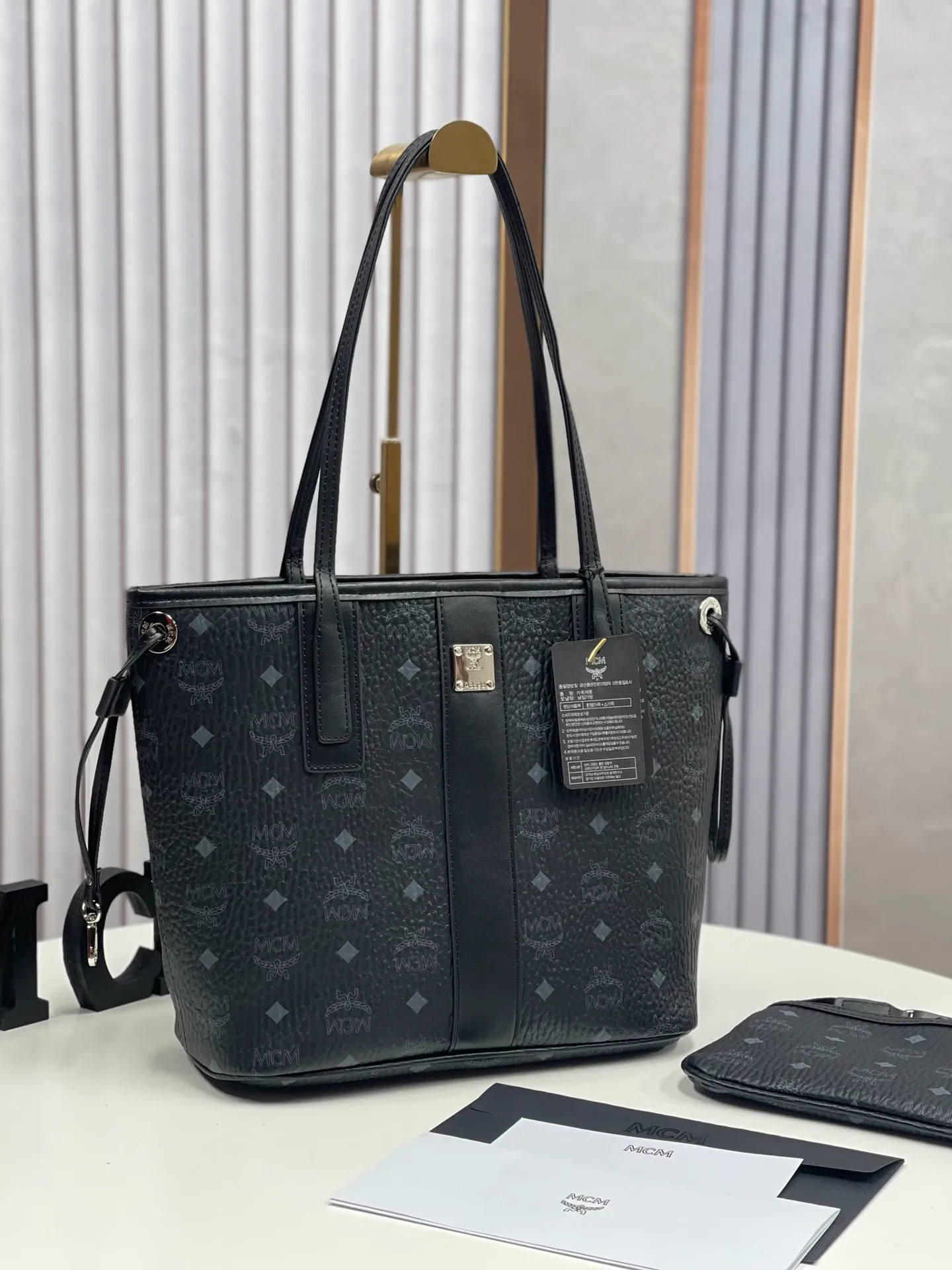 Batch 420💐MCM newly upgraded ✈️With gift box packaging [Exclusive real shot] Model 011 small size🔥Two classic looks are integrated into one daily item. This medium-sized Liz shopping bag is made of Visetos and Nappa calf leather and is reversible. The inside can be flipped out to reveal Cubic's classic pattern. Plus, the lightweight exterior expands and contracts with the leather drawstring. The included detachable zippered clutch adds to the functionality of this shopping bag and can also be removed and used as a separate wallet for short trips. Size: small size about 25X29X14CM