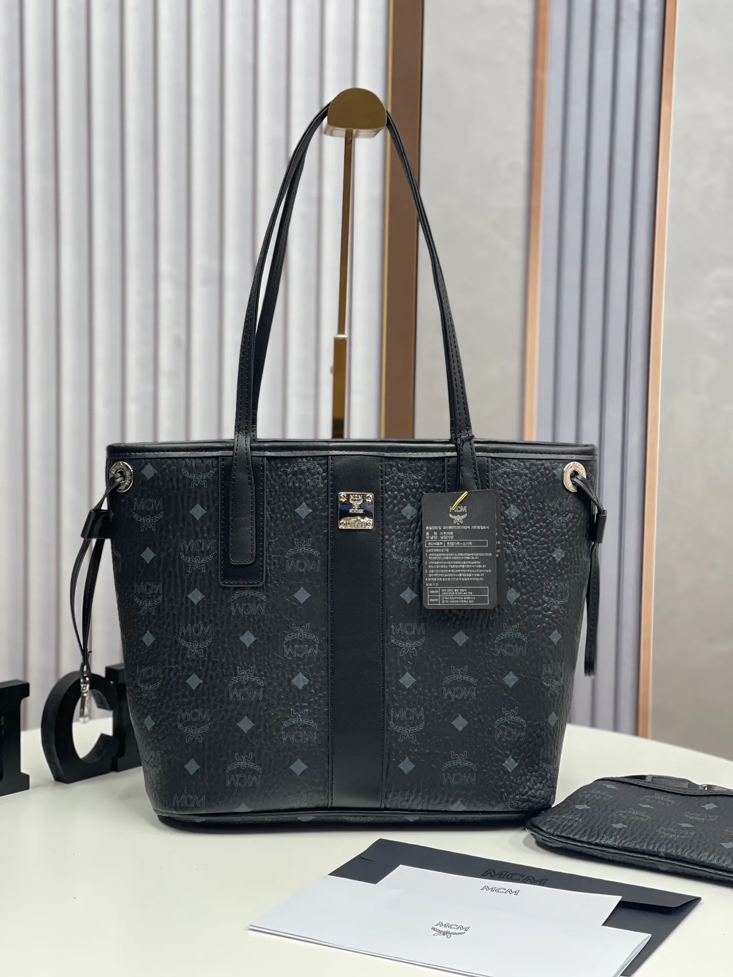 Batch 420💐MCM newly upgraded ✈️With gift box packaging [Exclusive real shot] Model 011 small size🔥Two classic looks are integrated into one daily item. This medium-sized Liz shopping bag is made of Visetos and Nappa calf leather and is reversible. The inside can be flipped out to reveal Cubic's classic pattern. Plus, the lightweight exterior expands and contracts with the leather drawstring. The included detachable zippered clutch adds to the functionality of this shopping bag and can also be removed and used as a separate wallet for short trips. Size: small size about 25X29X14CM