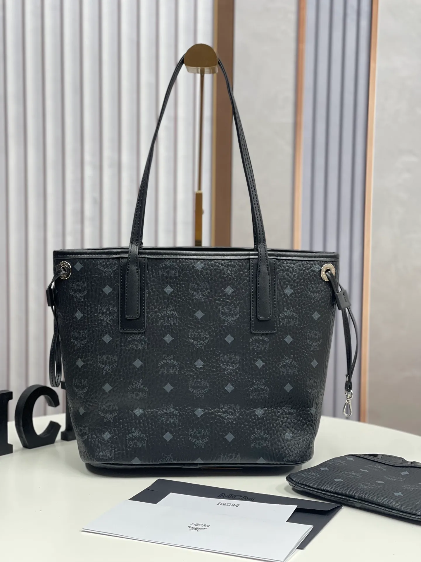 Batch 420💐MCM newly upgraded ✈️With gift box packaging [Exclusive real shot] Model 011 small size🔥Two classic looks are integrated into one daily item. This medium-sized Liz shopping bag is made of Visetos and Nappa calf leather and is reversible. The inside can be flipped out to reveal Cubic's classic pattern. Plus, the lightweight exterior expands and contracts with the leather drawstring. The included detachable zippered clutch adds to the functionality of this shopping bag and can also be removed and used as a separate wallet for short trips. Size: small size about 25X29X14CM