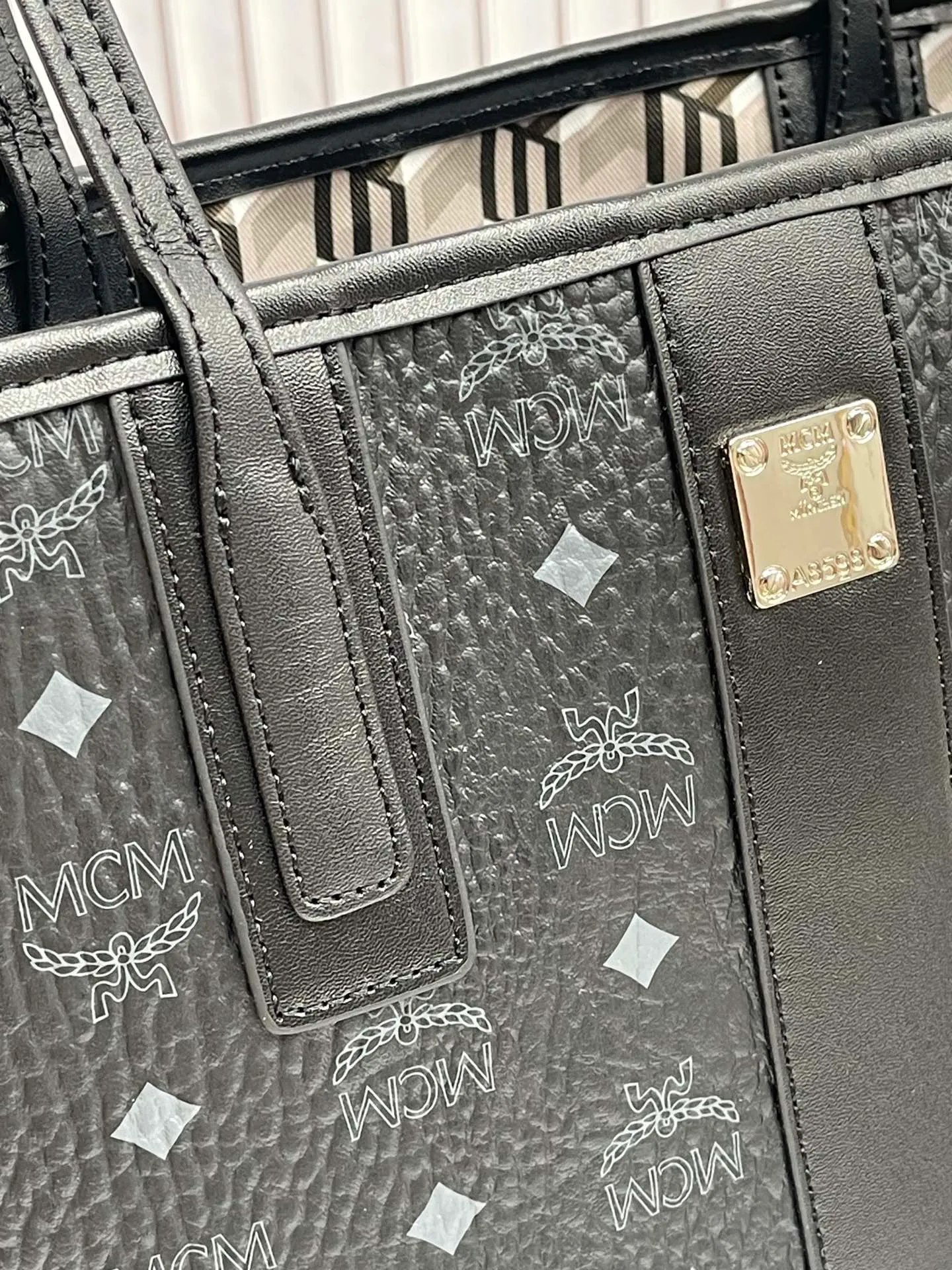 Batch 420💐MCM newly upgraded ✈️With gift box packaging [Exclusive real shot] Model 011 small size🔥Two classic looks are integrated into one daily item. This medium-sized Liz shopping bag is made of Visetos and Nappa calf leather and is reversible. The inside can be flipped out to reveal Cubic's classic pattern. Plus, the lightweight exterior expands and contracts with the leather drawstring. The included detachable zippered clutch adds to the functionality of this shopping bag and can also be removed and used as a separate wallet for short trips. Size: small size about 25X29X14CM