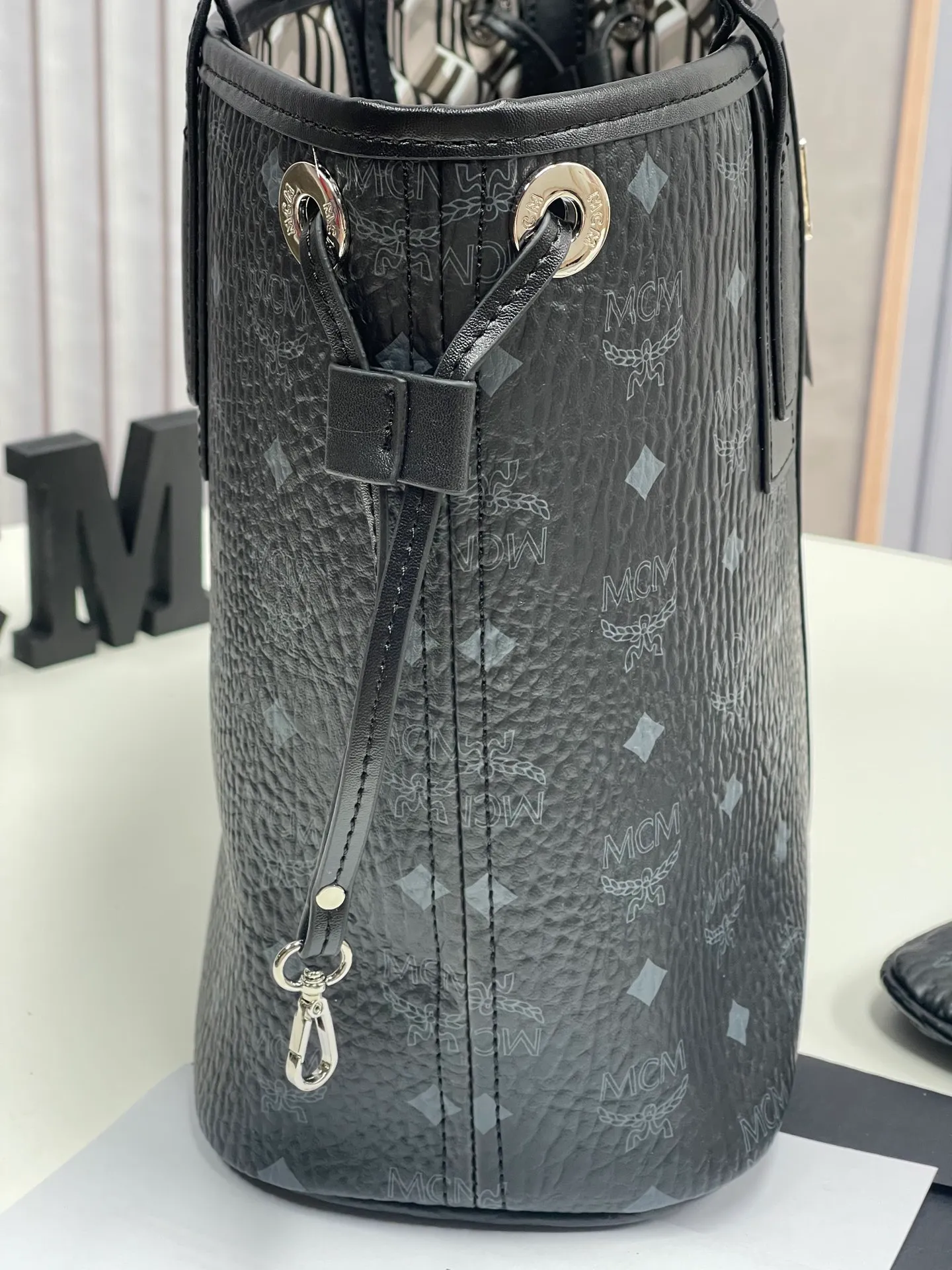 Batch 420💐MCM newly upgraded ✈️With gift box packaging [Exclusive real shot] Model 011 small size🔥Two classic looks are integrated into one daily item. This medium-sized Liz shopping bag is made of Visetos and Nappa calf leather and is reversible. The inside can be flipped out to reveal Cubic's classic pattern. Plus, the lightweight exterior expands and contracts with the leather drawstring. The included detachable zippered clutch adds to the functionality of this shopping bag and can also be removed and used as a separate wallet for short trips. Size: small size about 25X29X14CM