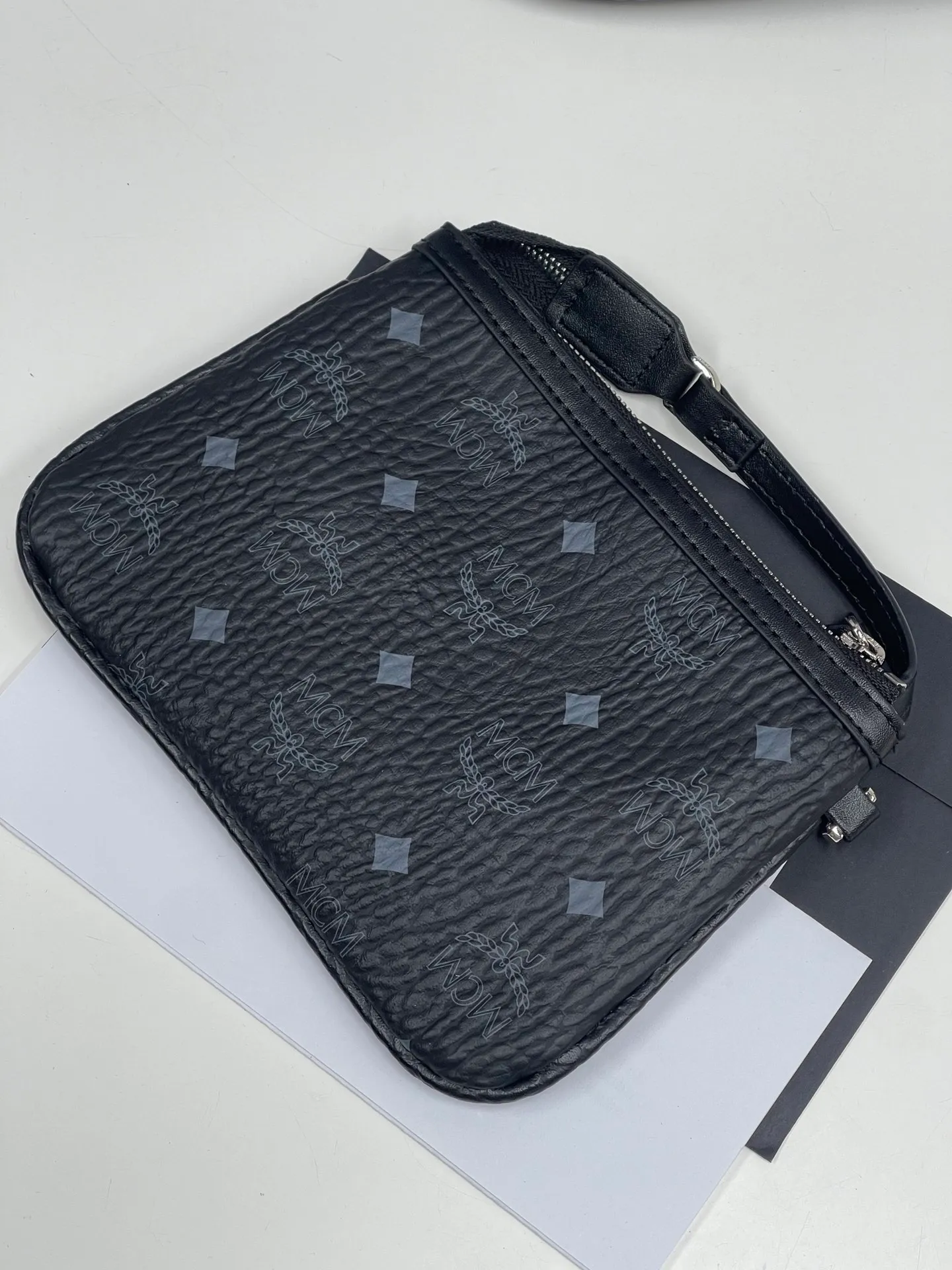 Batch 420💐MCM newly upgraded ✈️With gift box packaging [Exclusive real shot] Model 011 small size🔥Two classic looks are integrated into one daily item. This medium-sized Liz shopping bag is made of Visetos and Nappa calf leather and is reversible. The inside can be flipped out to reveal Cubic's classic pattern. Plus, the lightweight exterior expands and contracts with the leather drawstring. The included detachable zippered clutch adds to the functionality of this shopping bag and can also be removed and used as a separate wallet for short trips. Size: small size about 25X29X14CM