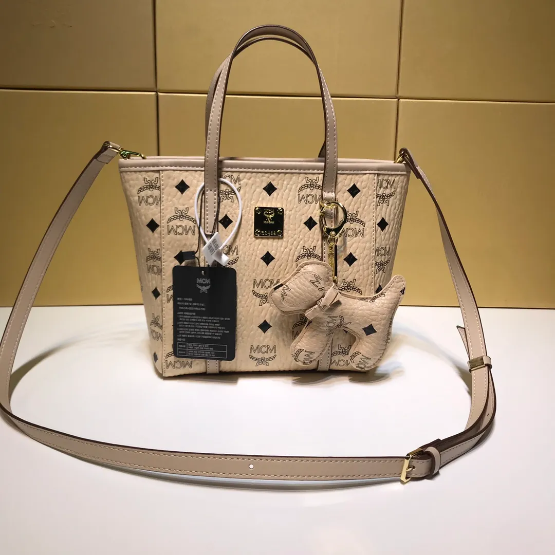 Batch 340💰New model [MCM] Toni Visetos shopping bag has a new look, super beautiful👗 This compact shopping bag is multi-functional and will last forever. Don't let the size of this mini tote fool you, it's designed with spacious interior and exterior compartments to store all your small essentials. The cotton canvas lining features a print inspired by street fashion, subtly retaining MCM's adventurous aesthetic. Pair it with the included cross-body strap for hands-free functionality and greater portability. Model 6703 size: 18.5x19x9.5cm🌸