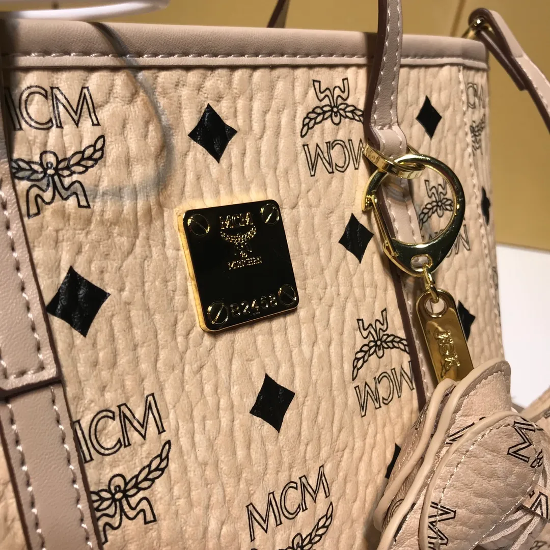 Batch 340💰New model [MCM] Toni Visetos shopping bag has a new look, super beautiful👗 This compact shopping bag is multi-functional and will last forever. Don't let the size of this mini tote fool you, it's designed with spacious interior and exterior compartments to store all your small essentials. The cotton canvas lining features a print inspired by street fashion, subtly retaining MCM's adventurous aesthetic. Pair it with the included cross-body strap for hands-free functionality and greater portability. Model 6703 size: 18.5x19x9.5cm🌸