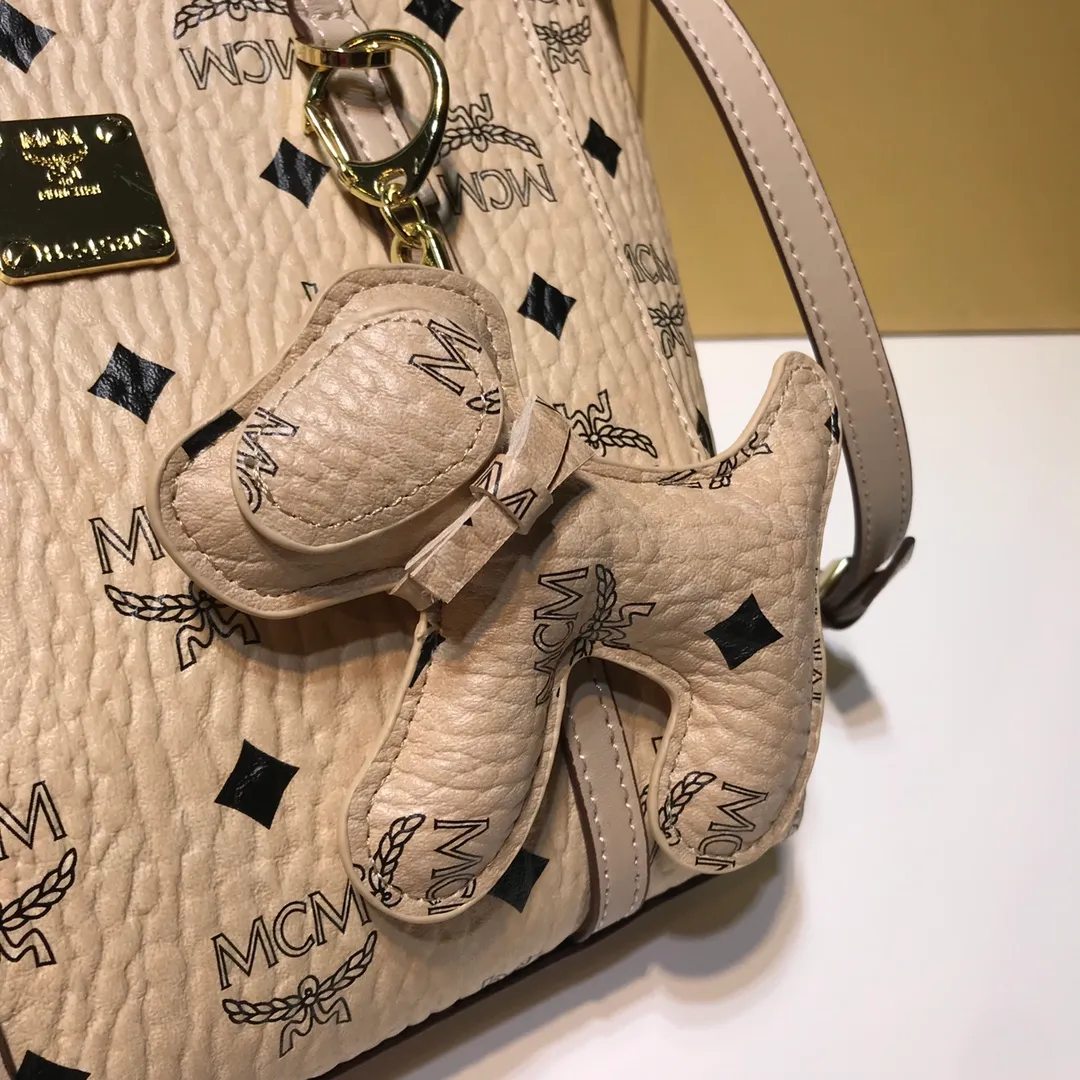 Batch 340💰New model [MCM] Toni Visetos shopping bag has a new look, super beautiful👗 This compact shopping bag is multi-functional and will last forever. Don't let the size of this mini tote fool you, it's designed with spacious interior and exterior compartments to store all your small essentials. The cotton canvas lining features a print inspired by street fashion, subtly retaining MCM's adventurous aesthetic. Pair it with the included cross-body strap for hands-free functionality and greater portability. Model 6703 size: 18.5x19x9.5cm🌸