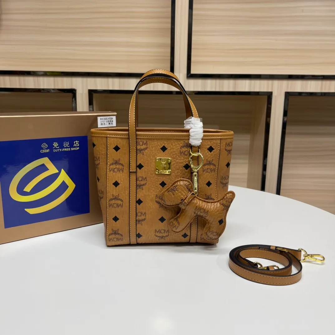 Batch 340💰New model [MCM] Toni Visetos shopping bag has a new look, super beautiful👗 This compact shopping bag is multi-functional and will last forever. Don't let the size of this mini tote fool you, it's designed with spacious interior and exterior compartments to store all your small essentials. The cotton canvas lining features a print inspired by street fashion, subtly retaining MCM's adventurous aesthetic. Pair it with the included cross-body strap for hands-free functionality and greater portability. Model 6703 size: 18.5x19x9.5cm🌸