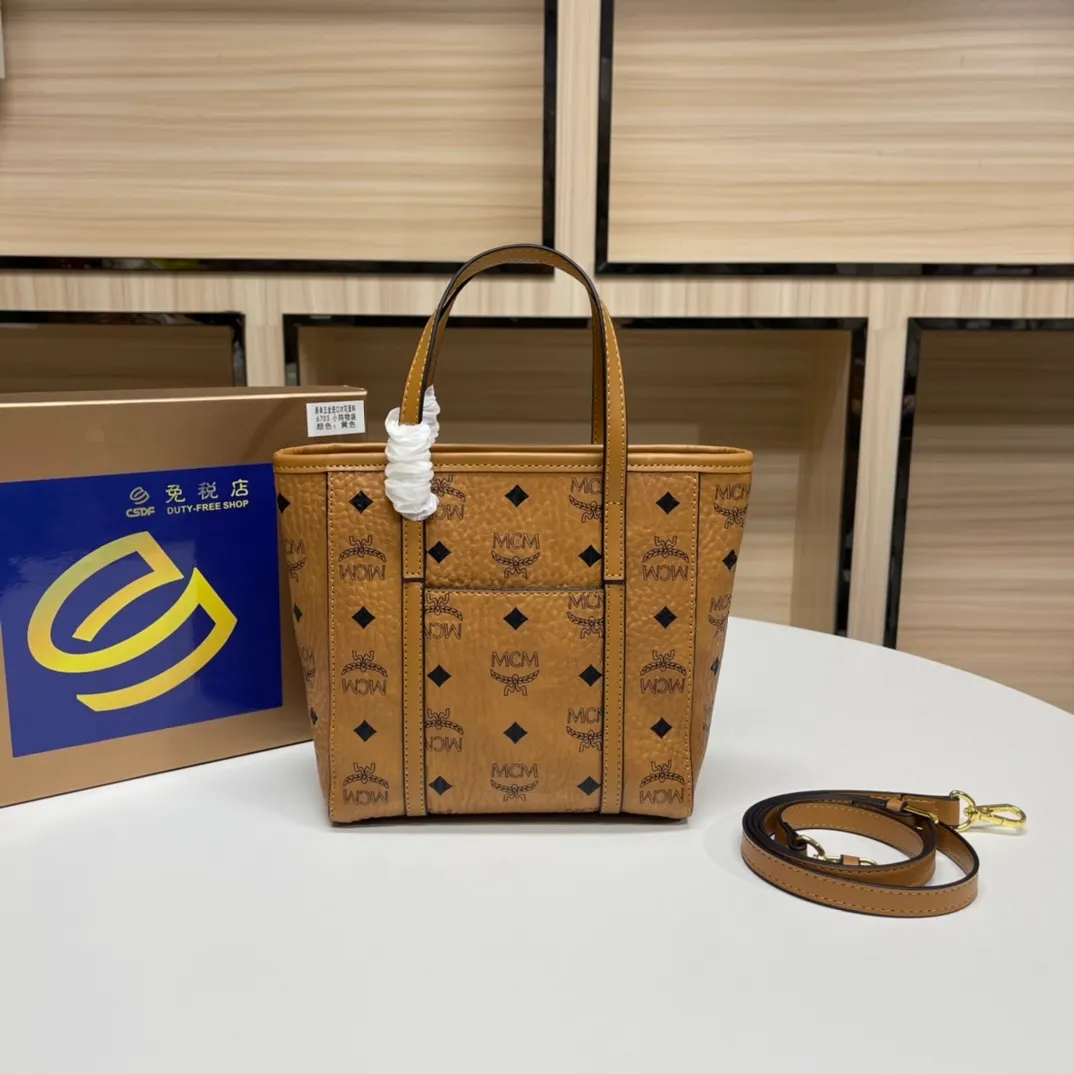 Batch 340💰New model [MCM] Toni Visetos shopping bag has a new look, super beautiful👗 This compact shopping bag is multi-functional and will last forever. Don't let the size of this mini tote fool you, it's designed with spacious interior and exterior compartments to store all your small essentials. The cotton canvas lining features a print inspired by street fashion, subtly retaining MCM's adventurous aesthetic. Pair it with the included cross-body strap for hands-free functionality and greater portability. Model 6703 size: 18.5x19x9.5cm🌸