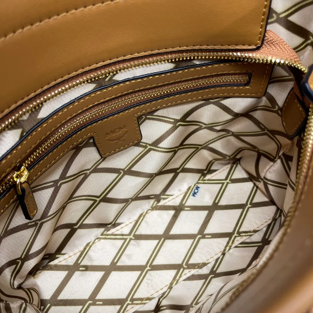 Batch 340💰New model [MCM] Toni Visetos shopping bag has a new look, super beautiful👗 This compact shopping bag is multi-functional and will last forever. Don't let the size of this mini tote fool you, it's designed with spacious interior and exterior compartments to store all your small essentials. The cotton canvas lining features a print inspired by street fashion, subtly retaining MCM's adventurous aesthetic. Pair it with the included cross-body strap for hands-free functionality and greater portability. Model 6703 size: 18.5x19x9.5cm🌸