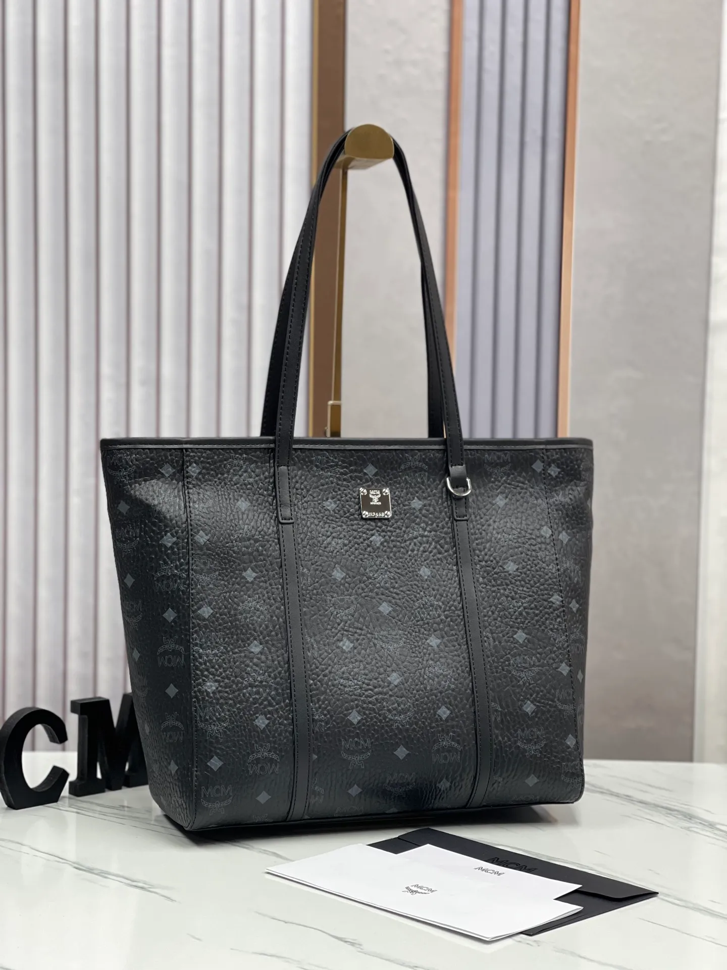 Batch 400💐MCM large shopping bag [New model launched] No gift box🎁Packaging Model 09. 🦁️Toni shopping bag is made of classic Visetos material and decorated with soft Nappa leather trim. The trapezoidal shape combines aesthetic features with strong practicality. Inside, the luxurious cotton canvas compartment is printed with a chain-link pattern inspired by traditional street fashion, and a top zip closure keeps belongings safe. Dimensions: 32 x 32 x 16.0 cm,