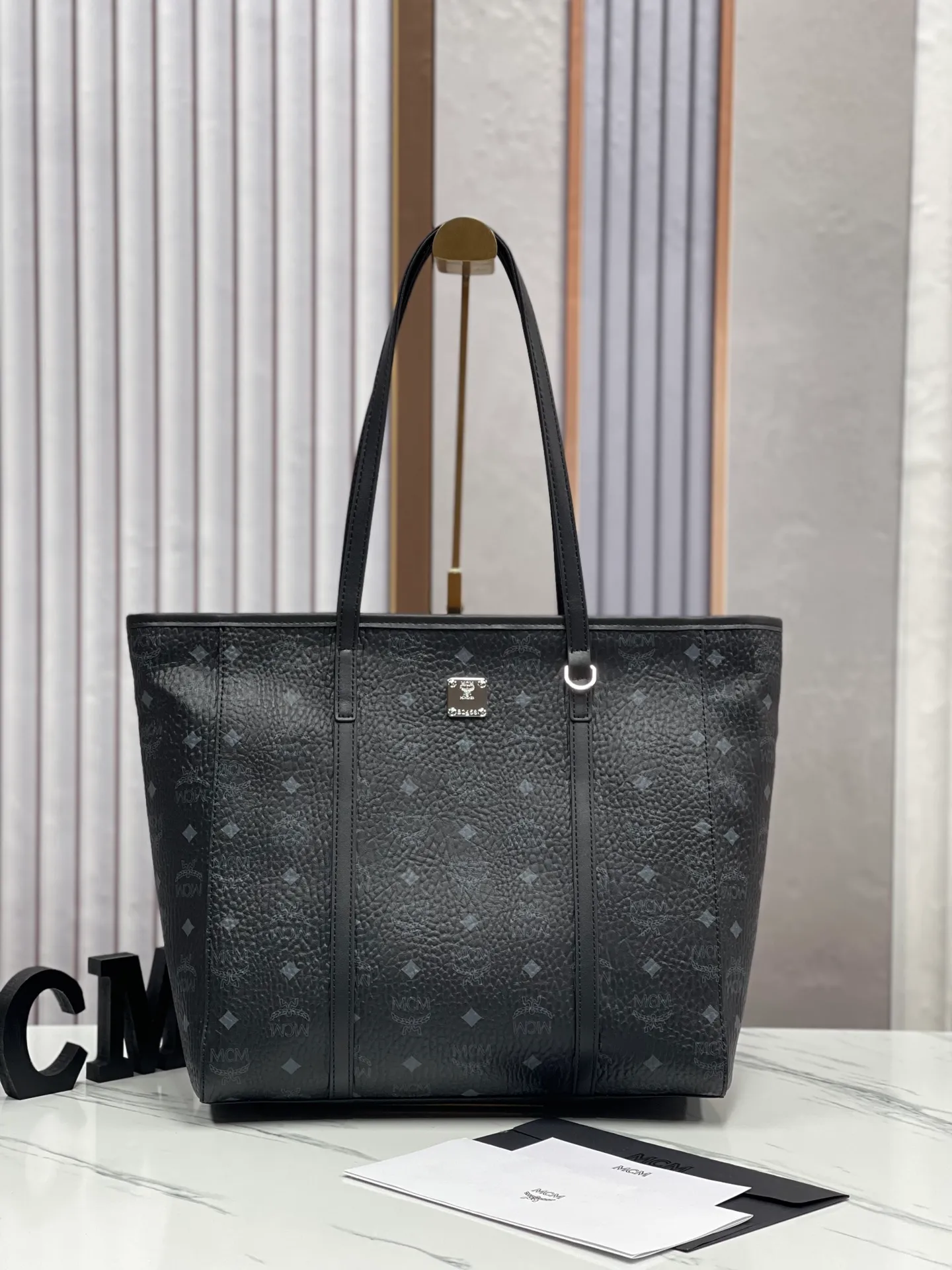 Batch 400💐MCM large shopping bag [New model launched] No gift box🎁Packaging Model 09. 🦁️Toni shopping bag is made of classic Visetos material and decorated with soft Nappa leather trim. The trapezoidal shape combines aesthetic features with strong practicality. Inside, the luxurious cotton canvas compartment is printed with a chain-link pattern inspired by traditional street fashion, and a top zip closure keeps belongings safe. Dimensions: 32 x 32 x 16.0 cm,