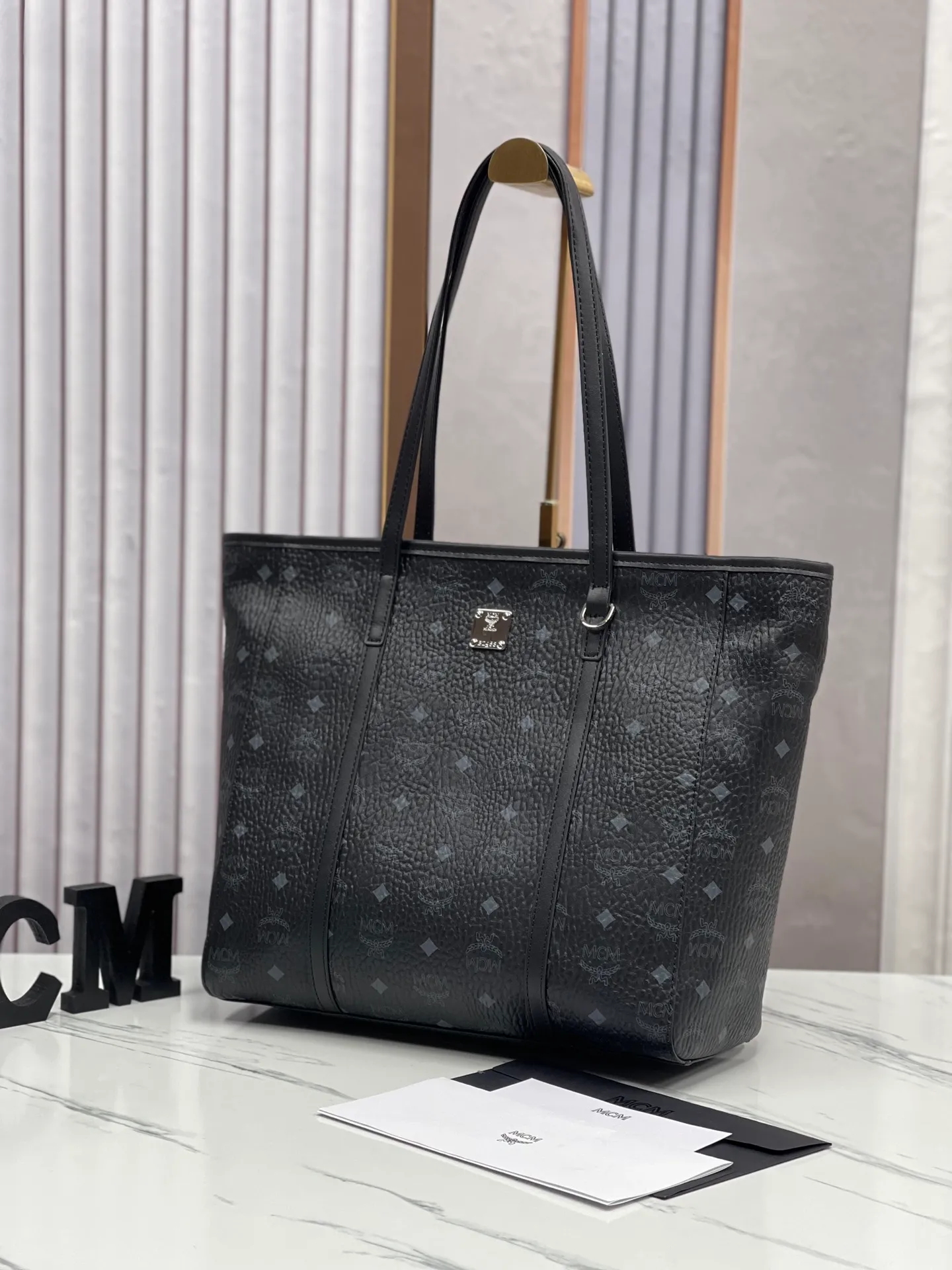 Batch 400💐MCM large shopping bag [New model launched] No gift box🎁Packaging Model 09. 🦁️Toni shopping bag is made of classic Visetos material and decorated with soft Nappa leather trim. The trapezoidal shape combines aesthetic features with strong practicality. Inside, the luxurious cotton canvas compartment is printed with a chain-link pattern inspired by traditional street fashion, and a top zip closure keeps belongings safe. Dimensions: 32 x 32 x 16.0 cm,
