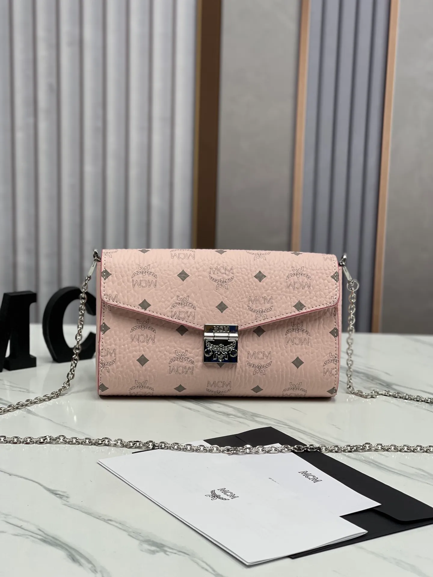 Batch 340 small size 💰350 medium size 💰💐MCM new upgrade ✈️medium size chain with gift box🎁packaging 🌾Model 37158-1 medium size , small size, this Tracy front flap crossbody bag is made of MCM classic visetos material. It is a classic item created for MCM users. It is equipped with a detachable chain strap and bay leaf lock, always interpreting the MCM brand spirit. Size: Actual medium size 23.5*13.5cm, small size 18·11