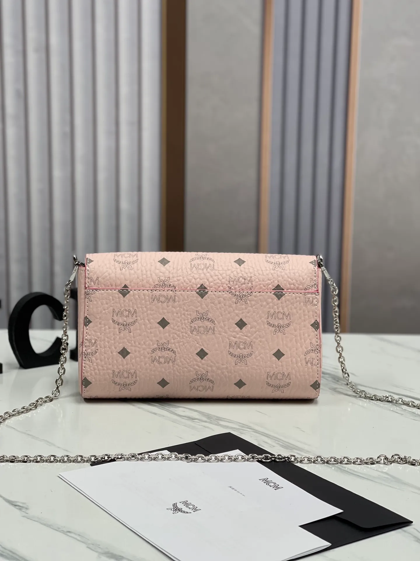 Batch 340 small size 💰350 medium size 💰💐MCM new upgrade ✈️medium size chain with gift box🎁packaging 🌾Model 37158-1 medium size , small size, this Tracy front flap crossbody bag is made of MCM classic visetos material. It is a classic item created for MCM users. It is equipped with a detachable chain strap and bay leaf lock, always interpreting the MCM brand spirit. Size: Actual medium size 23.5*13.5cm, small size 18·11