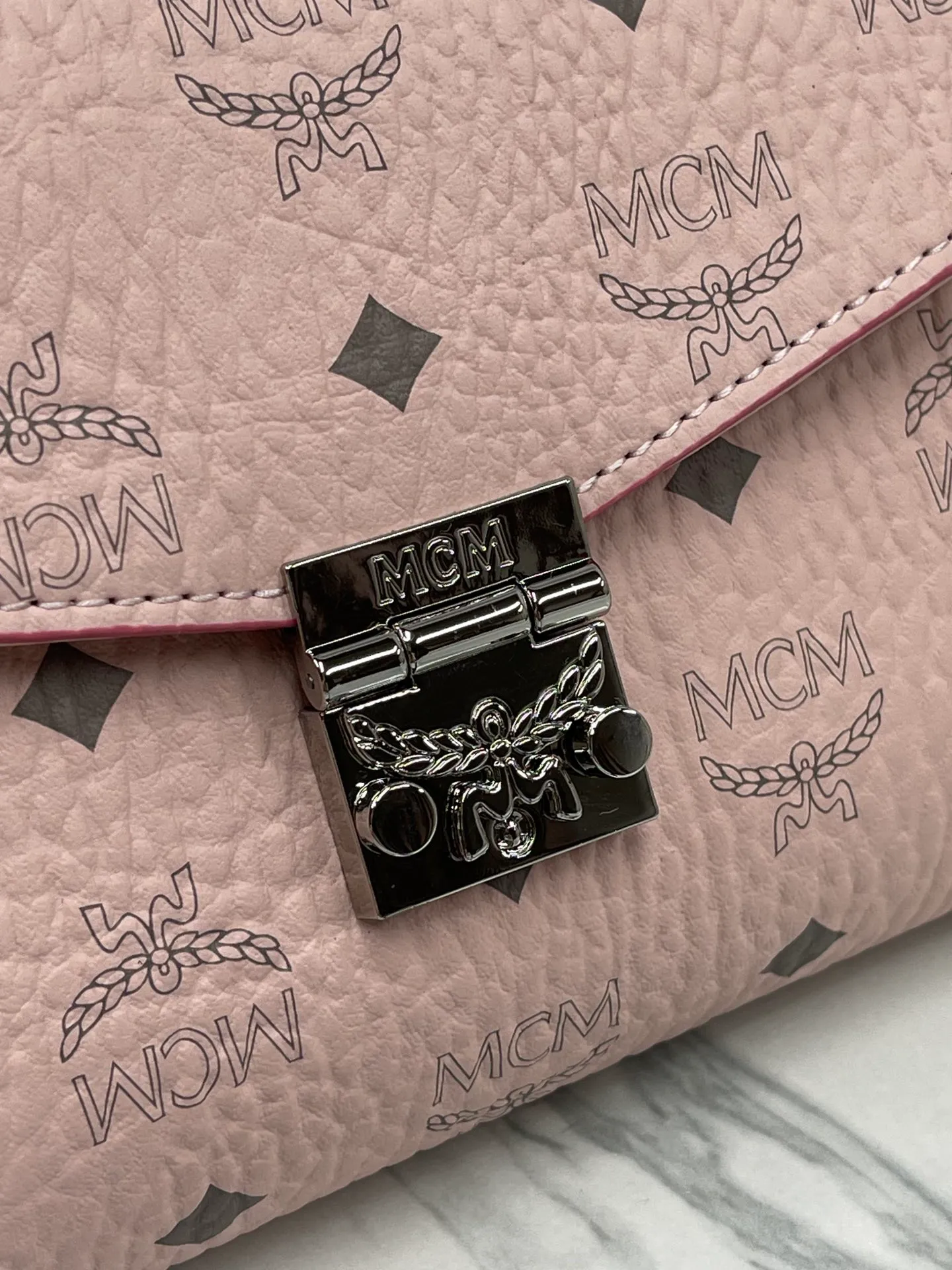 Batch 340 small size 💰350 medium size 💰💐MCM new upgrade ✈️medium size chain with gift box🎁packaging 🌾Model 37158-1 medium size , small size, this Tracy front flap crossbody bag is made of MCM classic visetos material. It is a classic item created for MCM users. It is equipped with a detachable chain strap and bay leaf lock, always interpreting the MCM brand spirit. Size: Actual medium size 23.5*13.5cm, small size 18·11