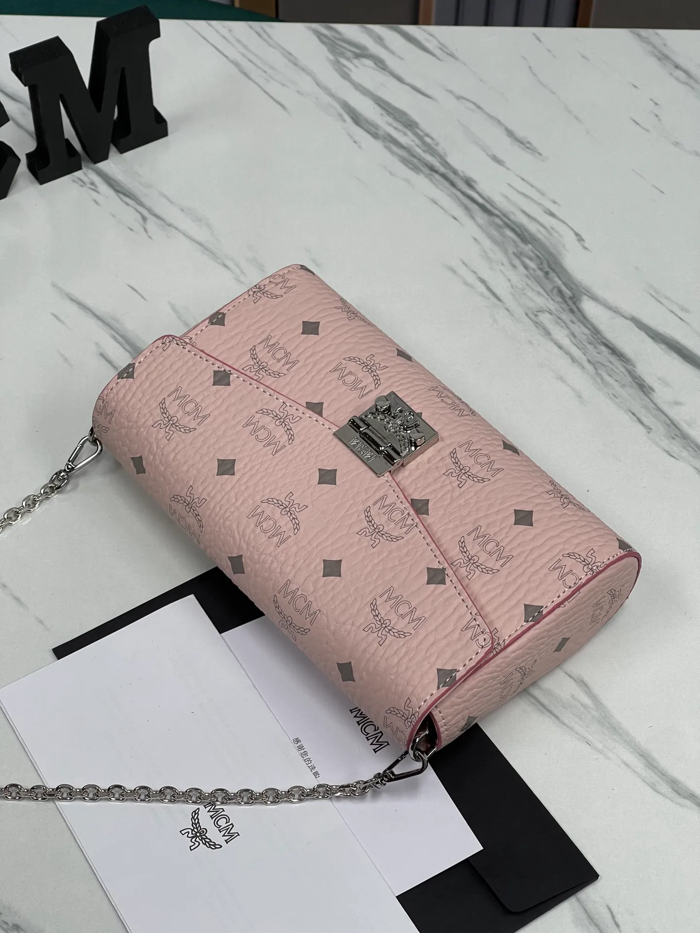 Batch 340 small size 💰350 medium size 💰💐MCM new upgrade ✈️medium size chain with gift box🎁packaging 🌾Model 37158-1 medium size , small size, this Tracy front flap crossbody bag is made of MCM classic visetos material. It is a classic item created for MCM users. It is equipped with a detachable chain strap and bay leaf lock, always interpreting the MCM brand spirit. Size: Actual medium size 23.5*13.5cm, small size 18·11