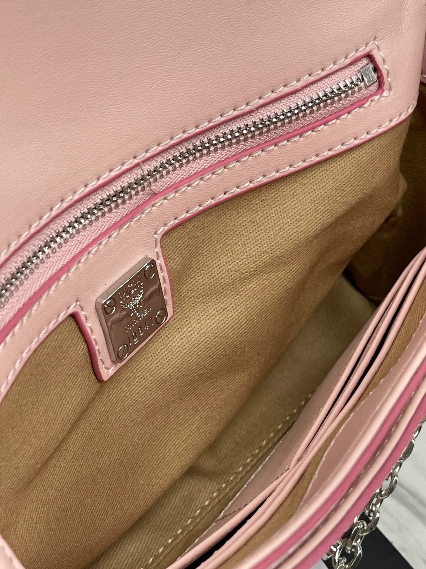 Batch 340 small size 💰350 medium size 💰💐MCM new upgrade ✈️medium size chain with gift box🎁packaging 🌾Model 37158-1 medium size , small size, this Tracy front flap crossbody bag is made of MCM classic visetos material. It is a classic item created for MCM users. It is equipped with a detachable chain strap and bay leaf lock, always interpreting the MCM brand spirit. Size: Actual medium size 23.5*13.5cm, small size 18·11
