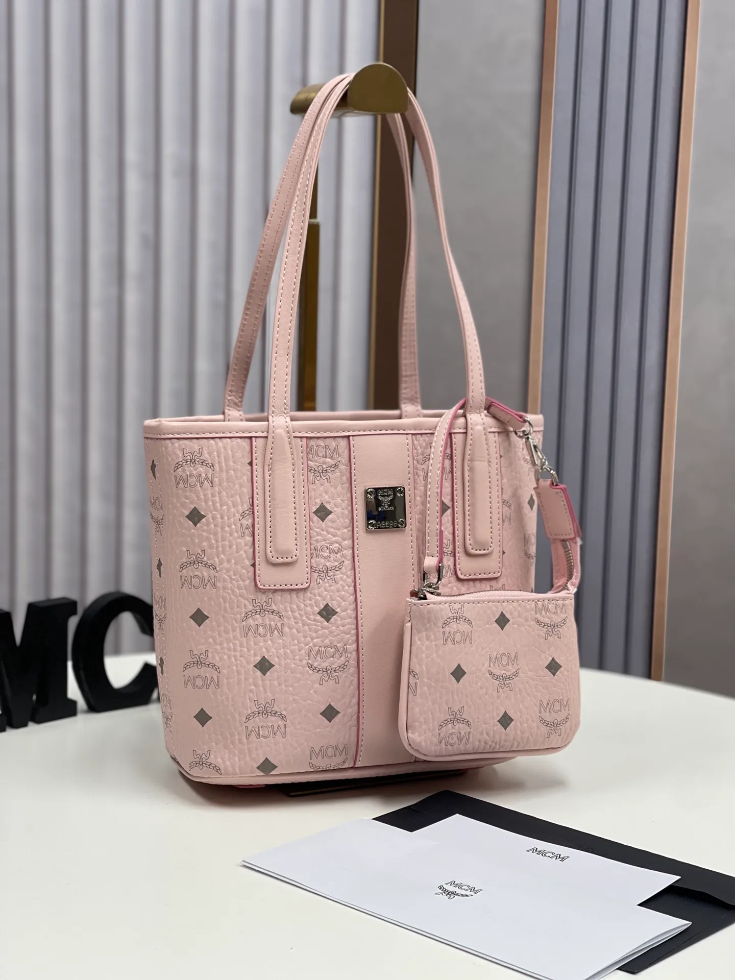 Batch 400💰💐MCM newly upgraded ✈️With gift box🎁Packaging [Exclusive real shot] Model 086. Two classic looks combined into one everyday piece. This medium-sized Liz shopping bag is made of Visetos and Nappa calf leather and is reversible. The inside can be flipped out to reveal Cubic's classic pattern. Plus, the lightweight exterior expands and contracts with the leather drawstring. The included detachable zippered clutch adds to the functionality of this shopping bag and can also be removed and used as a separate wallet for short trips. Mini size: about 22X11X20