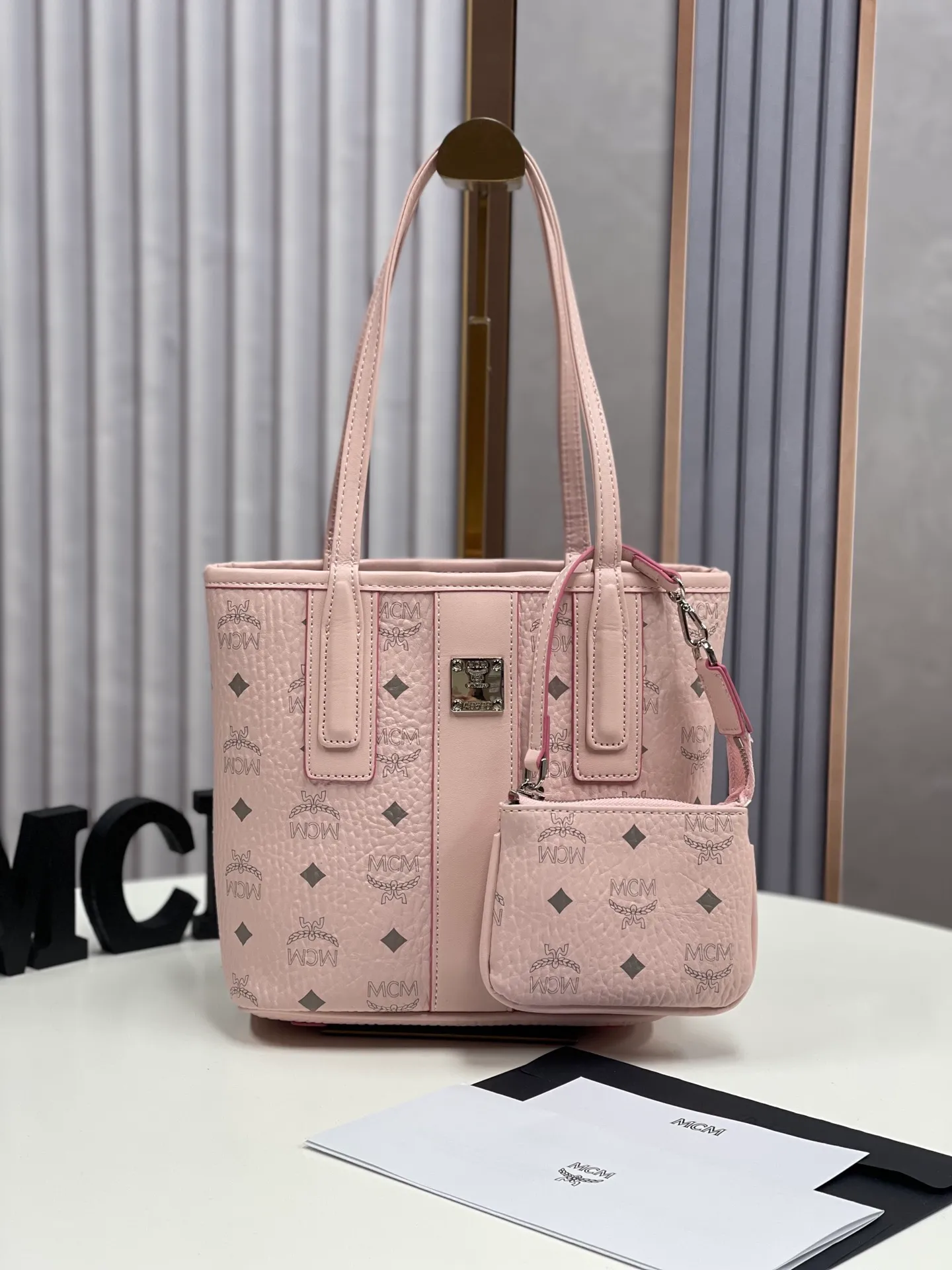 Batch 400💰💐MCM newly upgraded ✈️With gift box🎁Packaging [Exclusive real shot] Model 086. Two classic looks combined into one everyday piece. This medium-sized Liz shopping bag is made of Visetos and Nappa calf leather and is reversible. The inside can be flipped out to reveal Cubic's classic pattern. Plus, the lightweight exterior expands and contracts with the leather drawstring. The included detachable zippered clutch adds to the functionality of this shopping bag and can also be removed and used as a separate wallet for short trips. Mini size: about 22X11X20