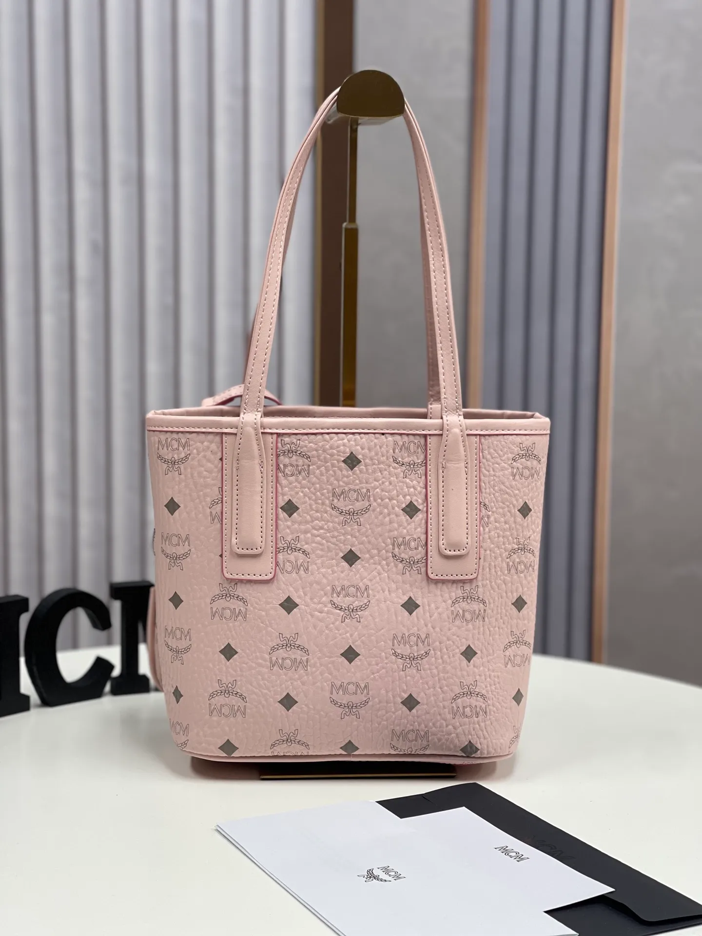 Batch 400💰💐MCM newly upgraded ✈️With gift box🎁Packaging [Exclusive real shot] Model 086. Two classic looks combined into one everyday piece. This medium-sized Liz shopping bag is made of Visetos and Nappa calf leather and is reversible. The inside can be flipped out to reveal Cubic's classic pattern. Plus, the lightweight exterior expands and contracts with the leather drawstring. The included detachable zippered clutch adds to the functionality of this shopping bag and can also be removed and used as a separate wallet for short trips. Mini size: about 22X11X20