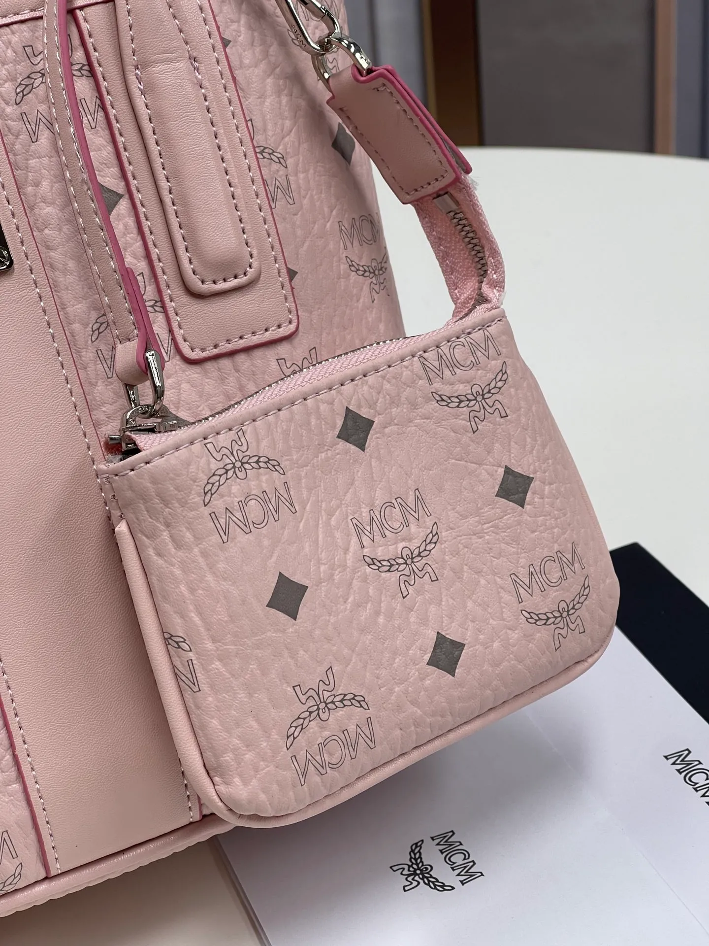 Batch 400💰💐MCM newly upgraded ✈️With gift box🎁Packaging [Exclusive real shot] Model 086. Two classic looks combined into one everyday piece. This medium-sized Liz shopping bag is made of Visetos and Nappa calf leather and is reversible. The inside can be flipped out to reveal Cubic's classic pattern. Plus, the lightweight exterior expands and contracts with the leather drawstring. The included detachable zippered clutch adds to the functionality of this shopping bag and can also be removed and used as a separate wallet for short trips. Mini size: about 22X11X20