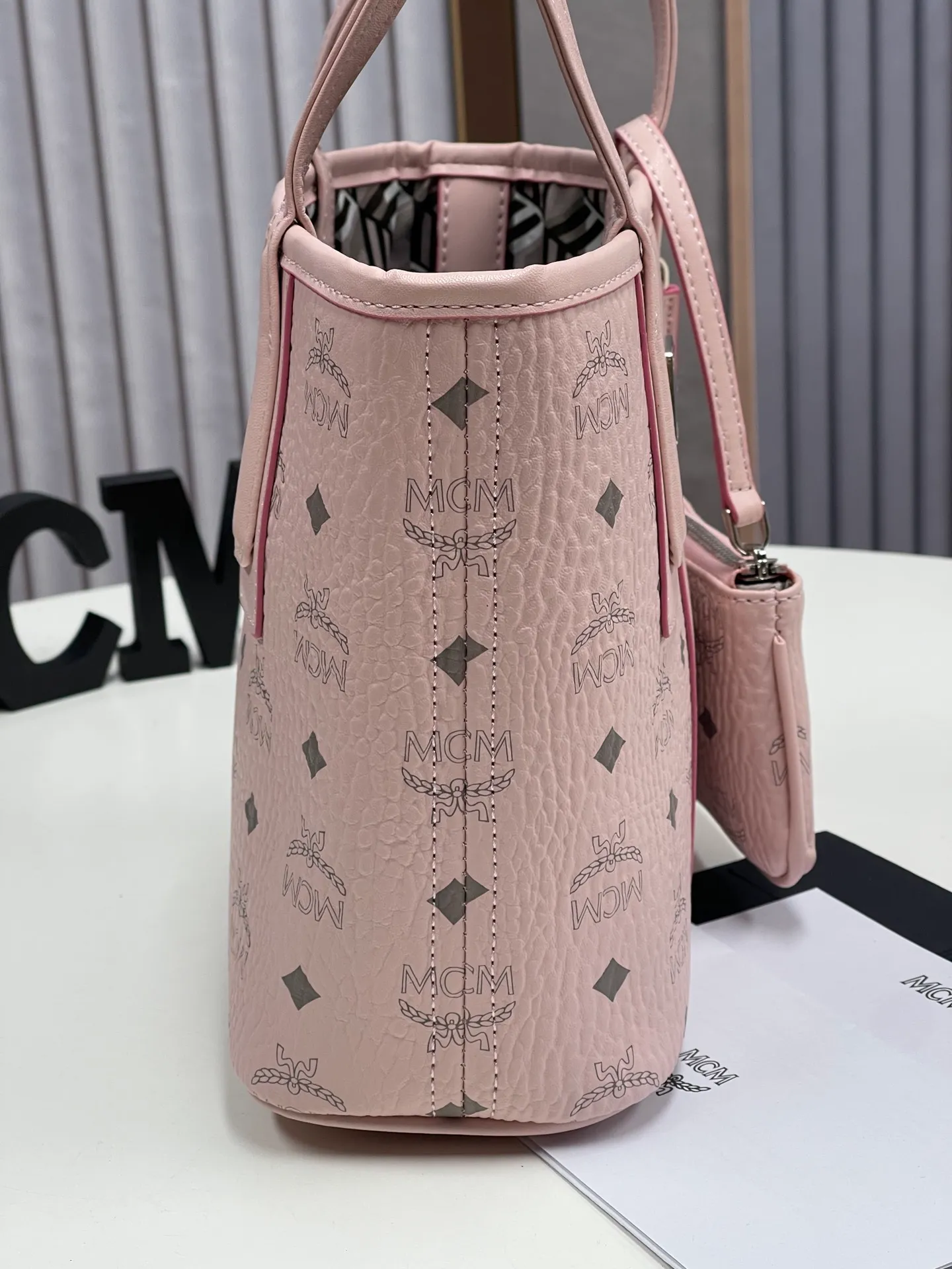 Batch 400💰💐MCM newly upgraded ✈️With gift box🎁Packaging [Exclusive real shot] Model 086. Two classic looks combined into one everyday piece. This medium-sized Liz shopping bag is made of Visetos and Nappa calf leather and is reversible. The inside can be flipped out to reveal Cubic's classic pattern. Plus, the lightweight exterior expands and contracts with the leather drawstring. The included detachable zippered clutch adds to the functionality of this shopping bag and can also be removed and used as a separate wallet for short trips. Mini size: about 22X11X20