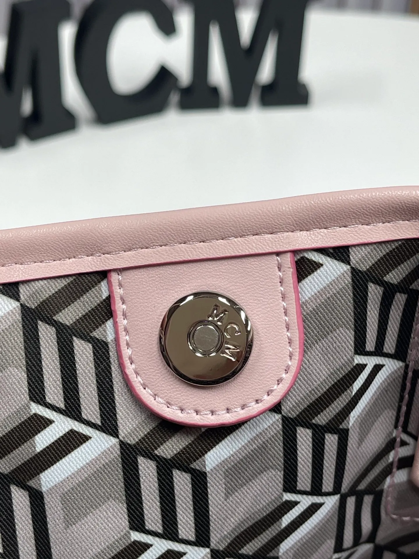 Batch 400💰💐MCM newly upgraded ✈️With gift box🎁Packaging [Exclusive real shot] Model 086. Two classic looks combined into one everyday piece. This medium-sized Liz shopping bag is made of Visetos and Nappa calf leather and is reversible. The inside can be flipped out to reveal Cubic's classic pattern. Plus, the lightweight exterior expands and contracts with the leather drawstring. The included detachable zippered clutch adds to the functionality of this shopping bag and can also be removed and used as a separate wallet for short trips. Mini size: about 22X11X20