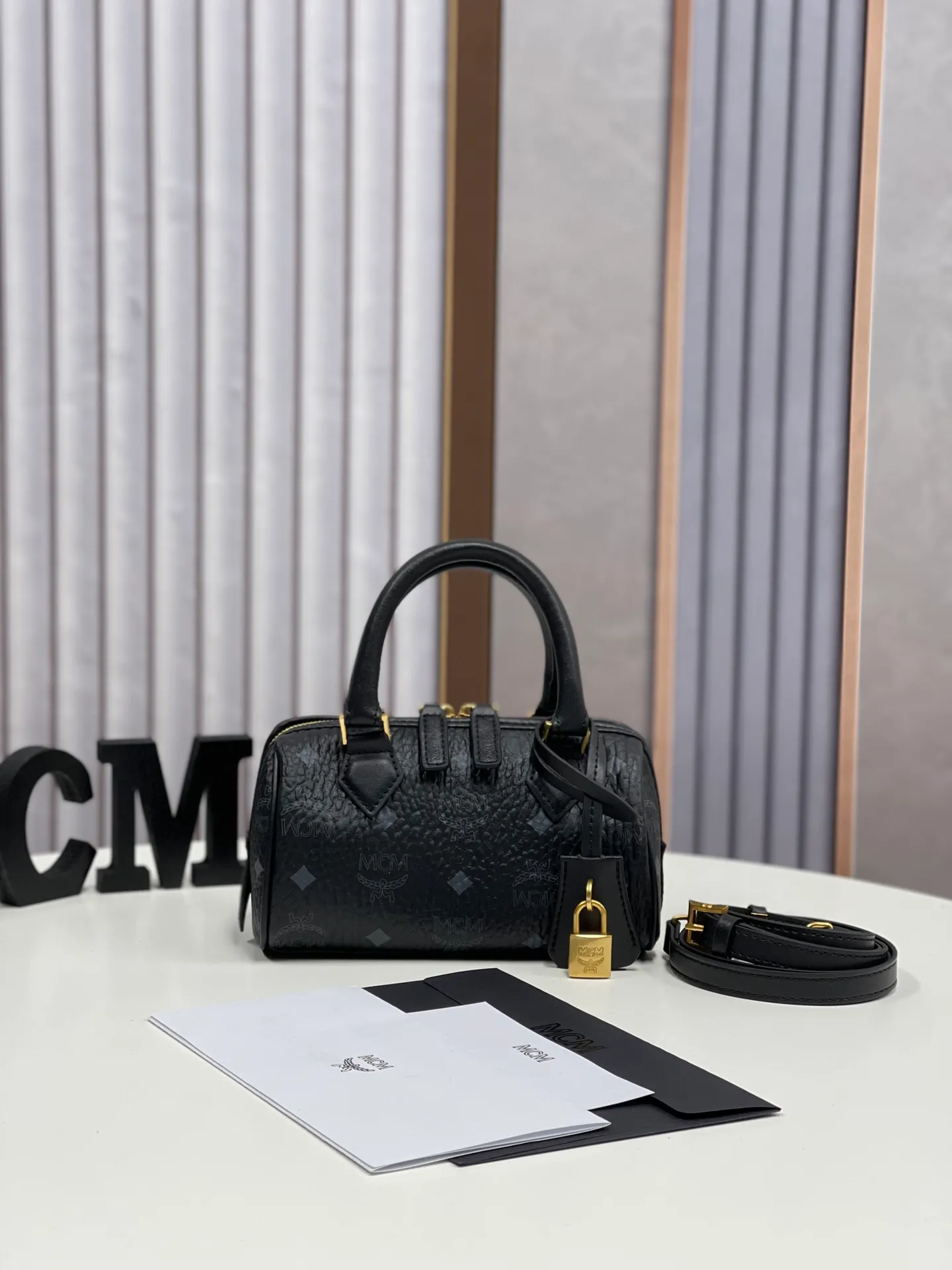 Batch 400💰MCM's new upgrade✈️New Boston mini pillow bag💐with gift box🎁Packaging [Exclusive real shot] Model: 701 Mini Boston With leather tag and engraved logo metal padlock, this Boston handbag is made of classic Visetos materials, which pays tribute to MCM's roots in travel. Its shape is reminiscent of a weekender bag, with clean lines and an extended zipper for easy opening. The workmanship is fine and meticulous. Size: 18*9.5cm