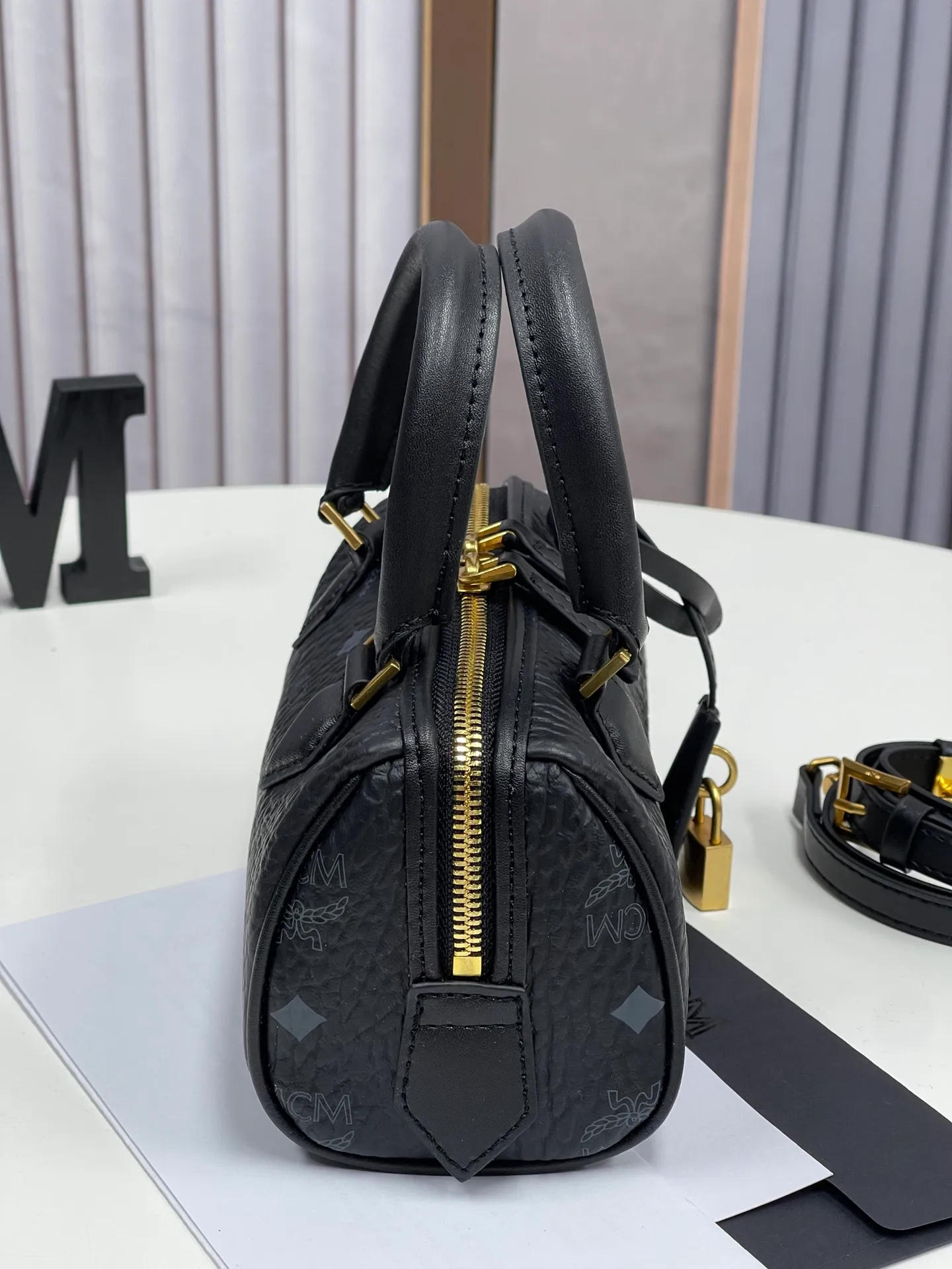 Batch 400💰MCM's new upgrade✈️New Boston mini pillow bag💐with gift box🎁Packaging [Exclusive real shot] Model: 701 Mini Boston With leather tag and engraved logo metal padlock, this Boston handbag is made of classic Visetos materials, which pays tribute to MCM's roots in travel. Its shape is reminiscent of a weekender bag, with clean lines and an extended zipper for easy opening. The workmanship is fine and meticulous. Size: 18*9.5cm