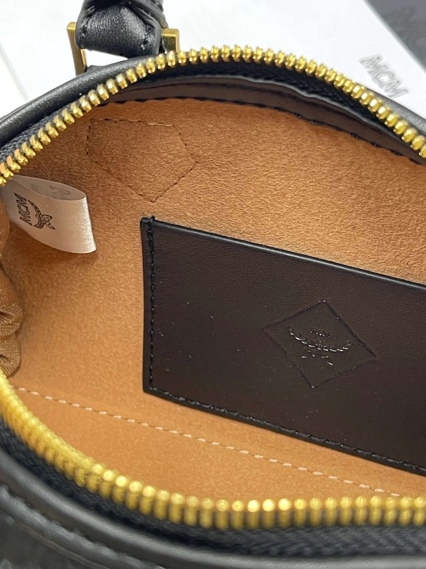 Batch 400💰MCM's new upgrade✈️New Boston mini pillow bag💐with gift box🎁Packaging [Exclusive real shot] Model: 701 Mini Boston With leather tag and engraved logo metal padlock, this Boston handbag is made of classic Visetos materials, which pays tribute to MCM's roots in travel. Its shape is reminiscent of a weekender bag, with clean lines and an extended zipper for easy opening. The workmanship is fine and meticulous. Size: 18*9.5cm