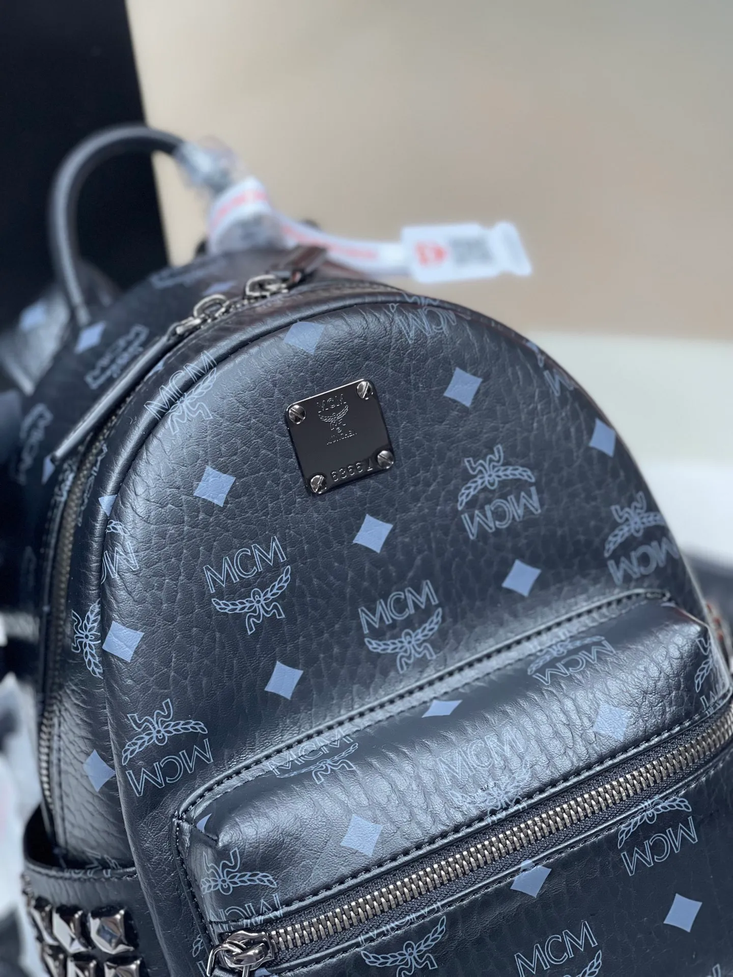 Factory running price 660💐Top original quality MCM side stud series [Exclusive real shot] Mini size coded M9003 piece is made of our signature Visetos coated canvas and lined with luxurious faux leather. The structured design has a spacious interior and pyramid rivet trim to add avant-garde style to your look. Size: The actual mini size is about 21X17X10.5
