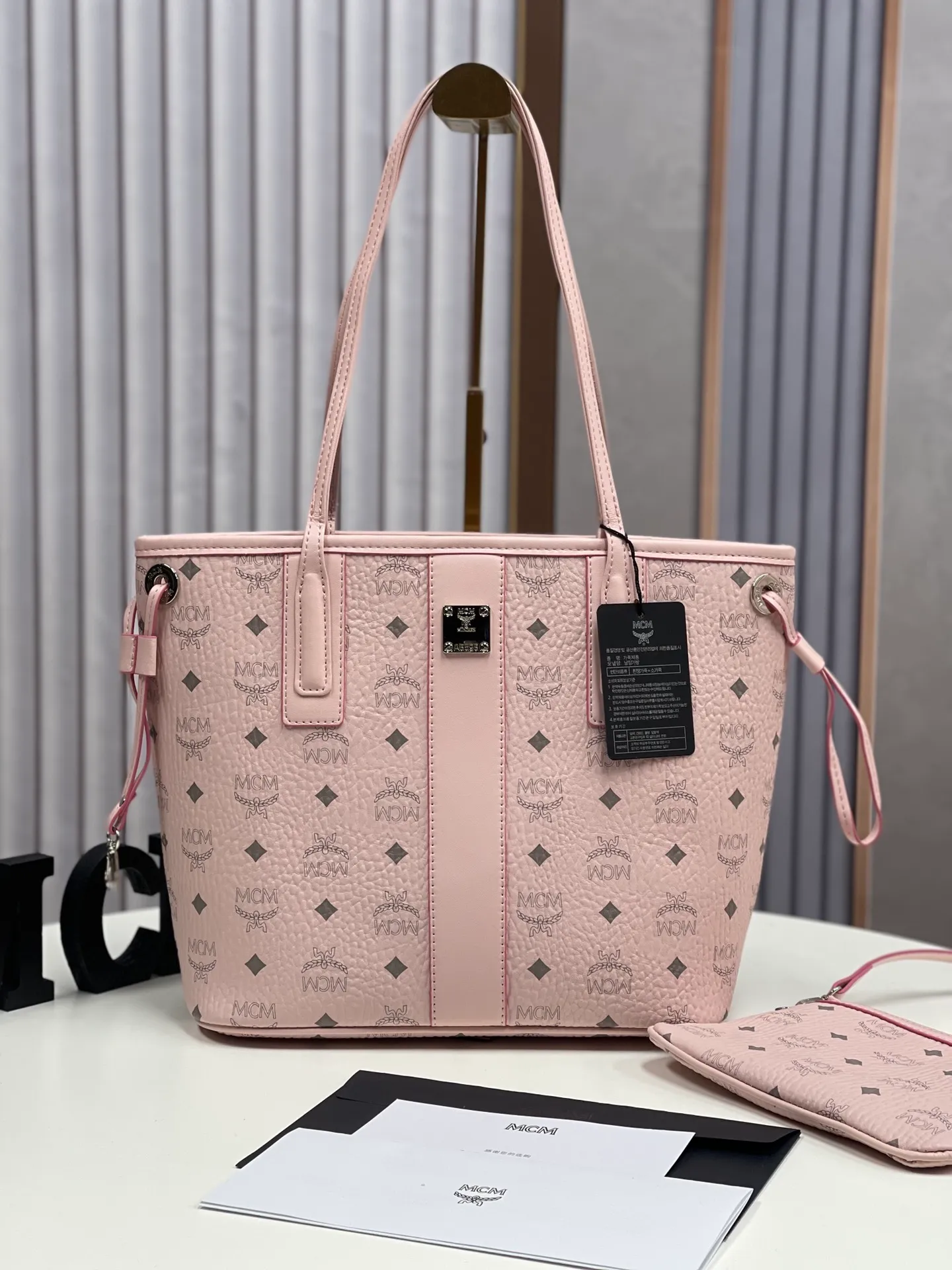 Batch 420💐MCM newly upgraded ✈️With gift box packaging [Exclusive real shot] Model 011 small size🔥Two classic looks are integrated into one daily item. This medium-sized Liz shopping bag is made of Visetos and Nappa calf leather and is reversible. The inside can be flipped out to reveal Cubic's classic pattern. Plus, the lightweight exterior expands and contracts with the leather drawstring. The included detachable zippered clutch adds to the functionality of this shopping bag and can also be removed and used as a separate wallet for short trips. Size: small size about 25X29X14CM