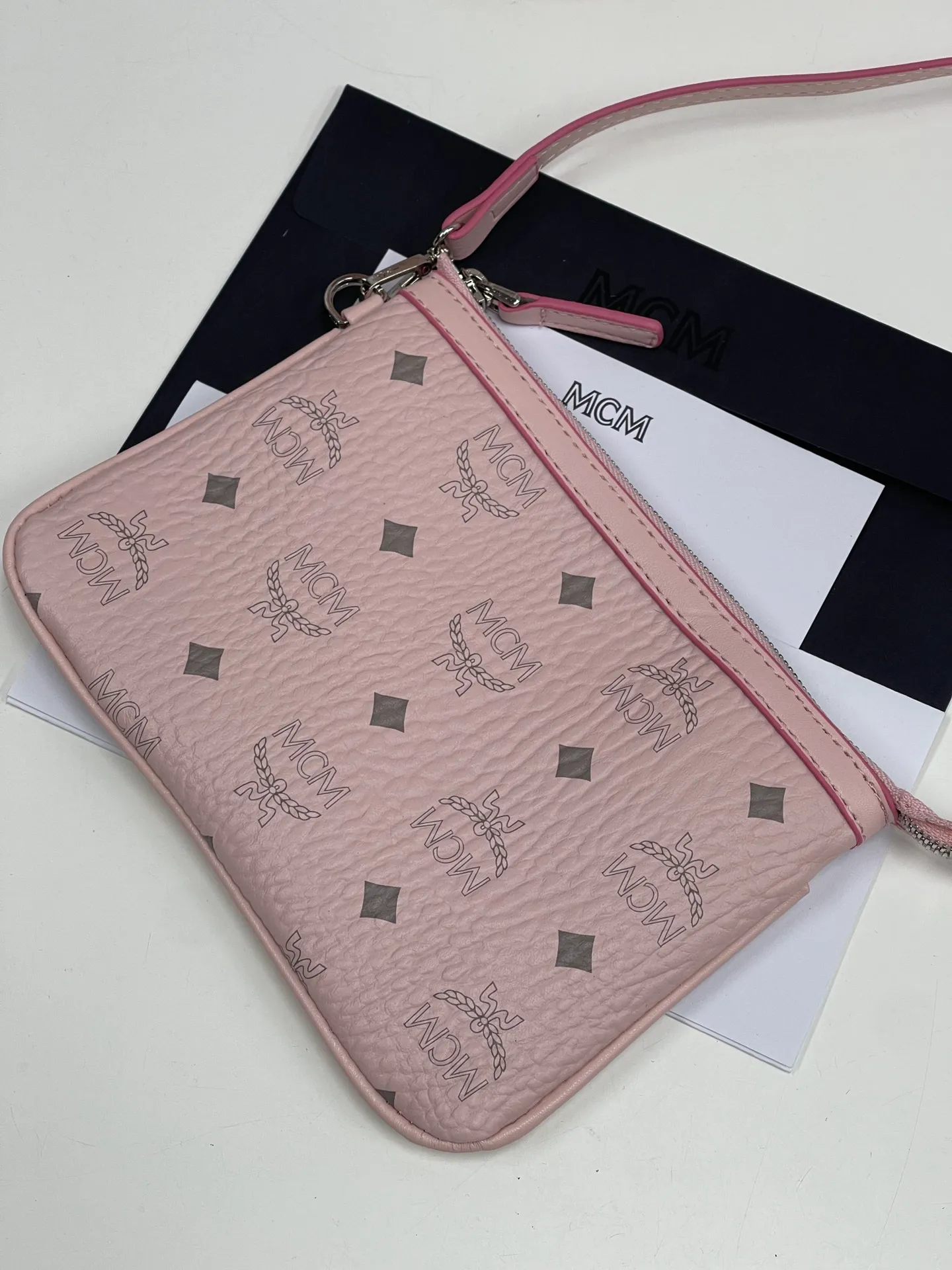 Batch 420💐MCM newly upgraded ✈️With gift box packaging [Exclusive real shot] Model 011 small size🔥Two classic looks are integrated into one daily item. This medium-sized Liz shopping bag is made of Visetos and Nappa calf leather and is reversible. The inside can be flipped out to reveal Cubic's classic pattern. Plus, the lightweight exterior expands and contracts with the leather drawstring. The included detachable zippered clutch adds to the functionality of this shopping bag and can also be removed and used as a separate wallet for short trips. Size: small size about 25X29X14CM