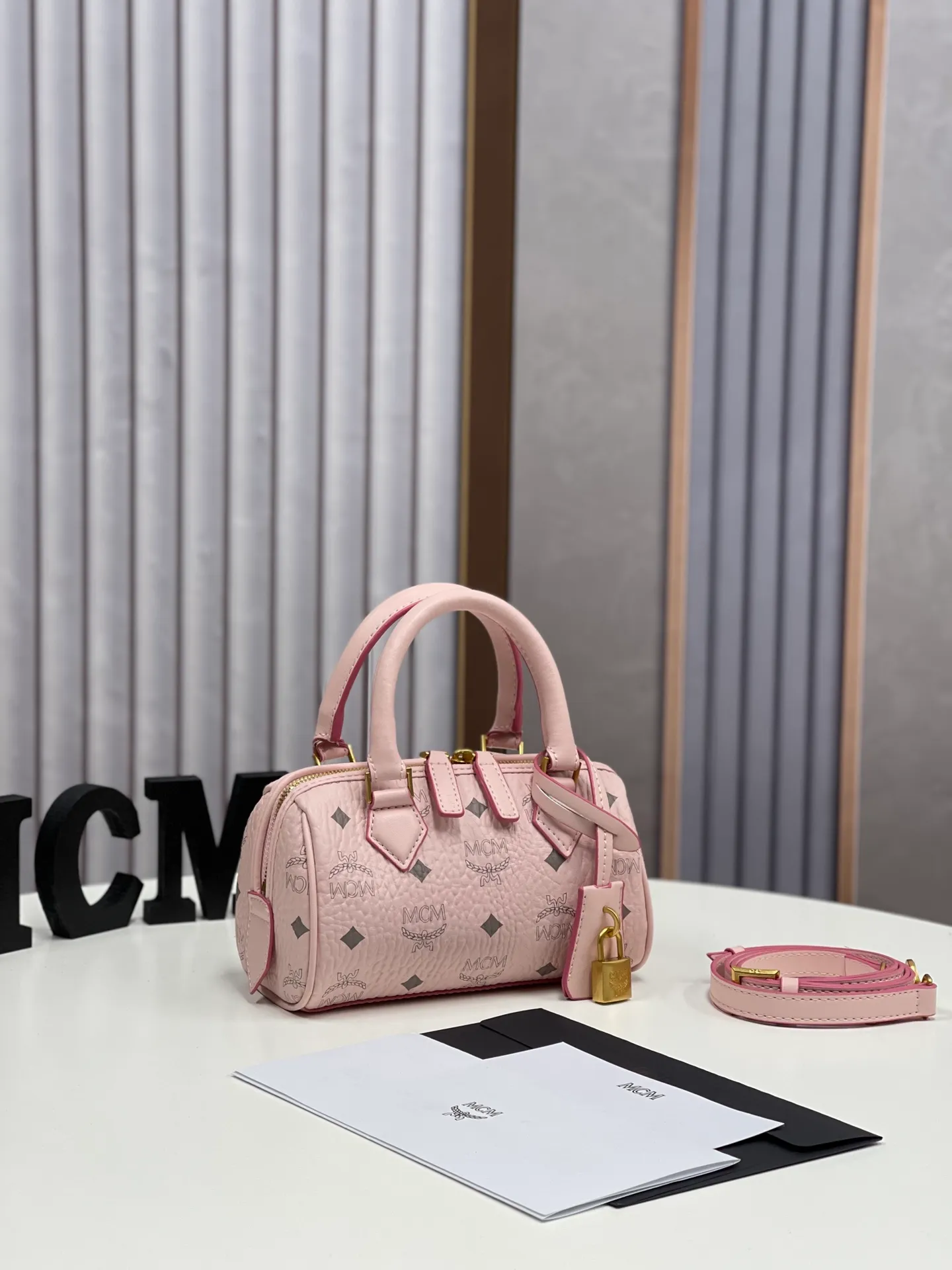 Batch 400💰MCM's new upgrade✈️New Boston mini pillow bag💐with gift box🎁Packaging [Exclusive real shot] Model: 701 Mini Boston With leather tag and engraved logo metal padlock, this Boston handbag is made of classic Visetos materials, which pays tribute to MCM's roots in travel. Its shape is reminiscent of a weekender bag, with clean lines and an extended zipper for easy opening. The workmanship is fine and meticulous. Size: 18*9.5cm